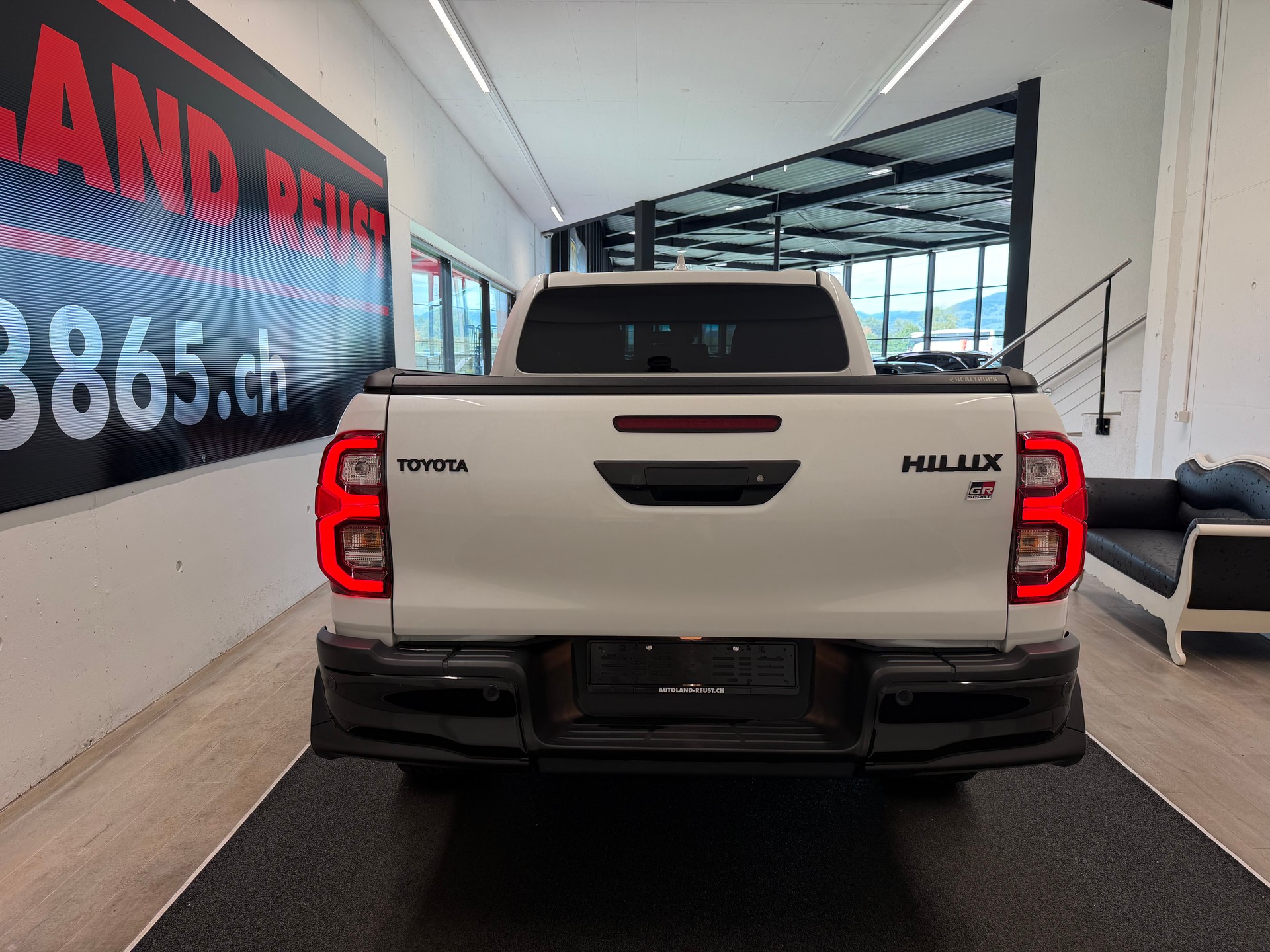 TOYOTA Hilux 2.8d GR Sport II Double Cab 4x4 A-image-8
