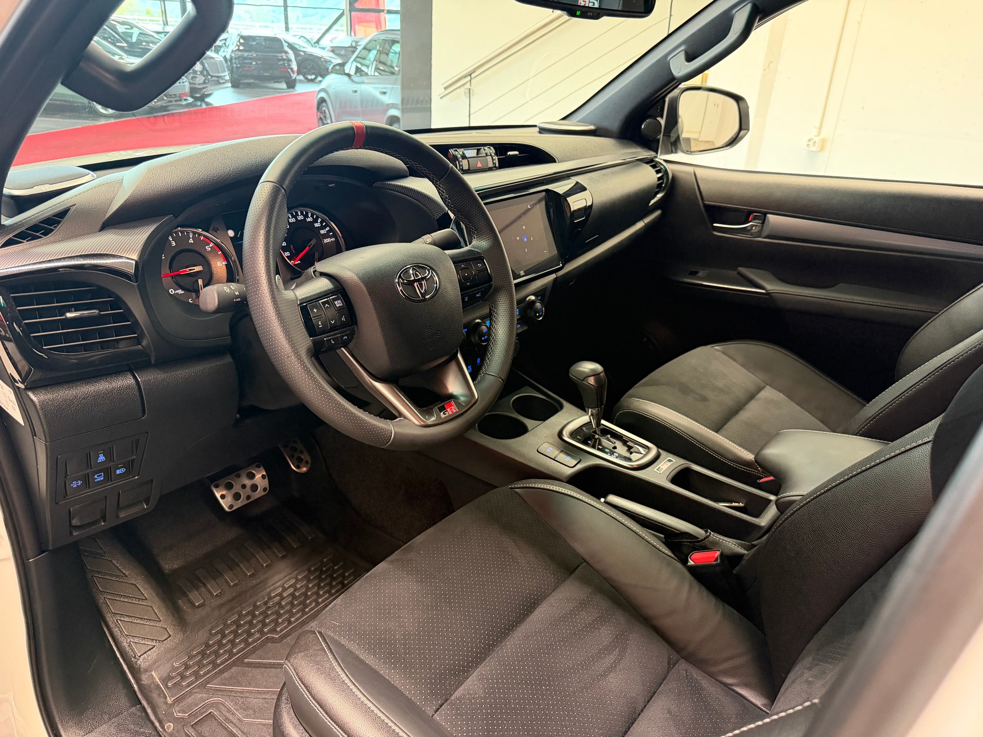 TOYOTA Hilux 2.8d GR Sport II Double Cab 4x4 A-image-16