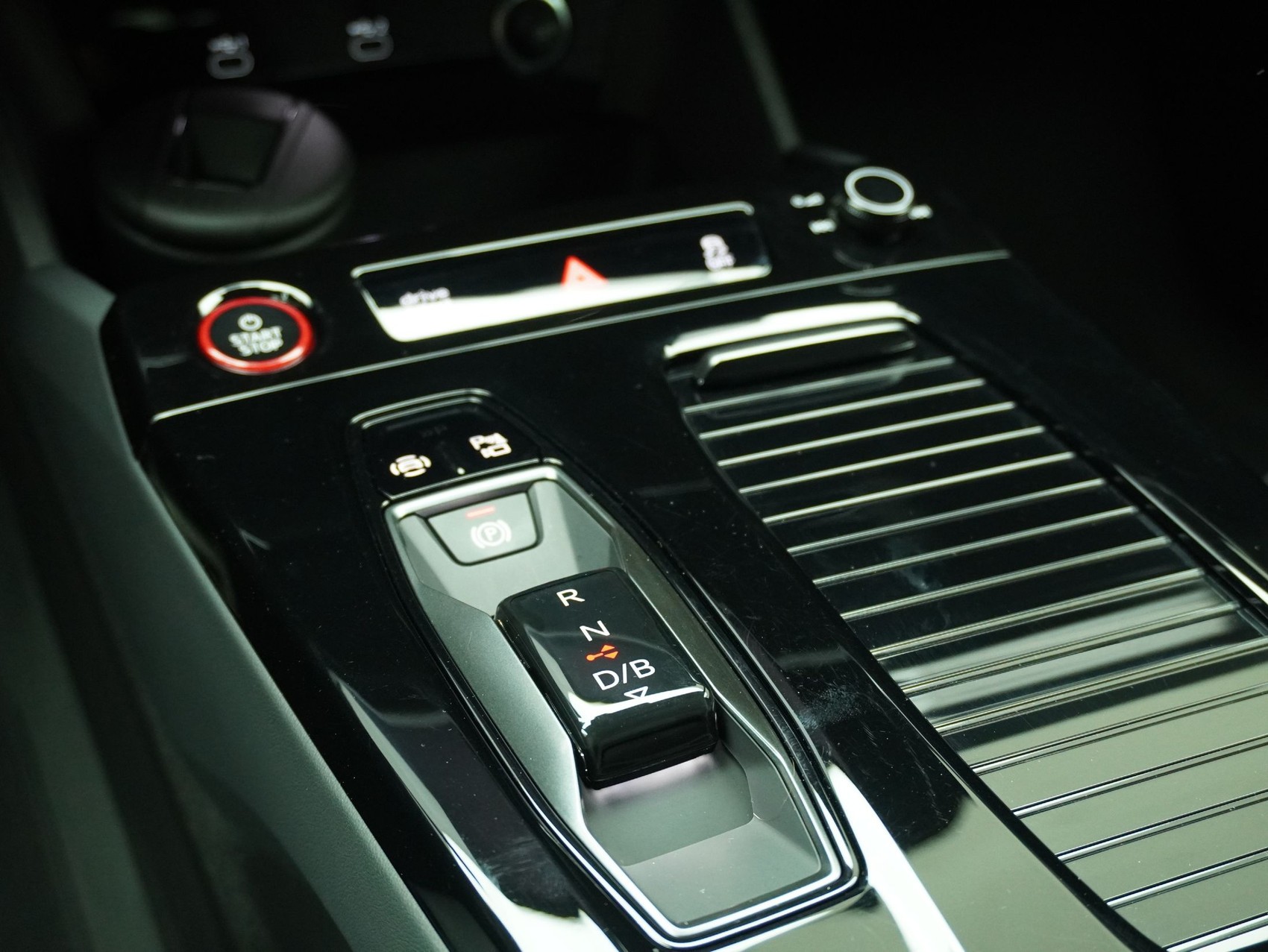AUDI S6 e-tron Avant quattro **Audi Werksgarantie bis 03/2031**-image-19