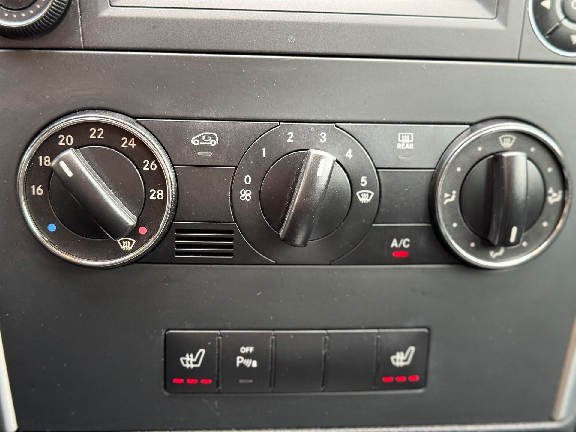 MERCEDES-BENZ A 180 Avantgarde-image-17