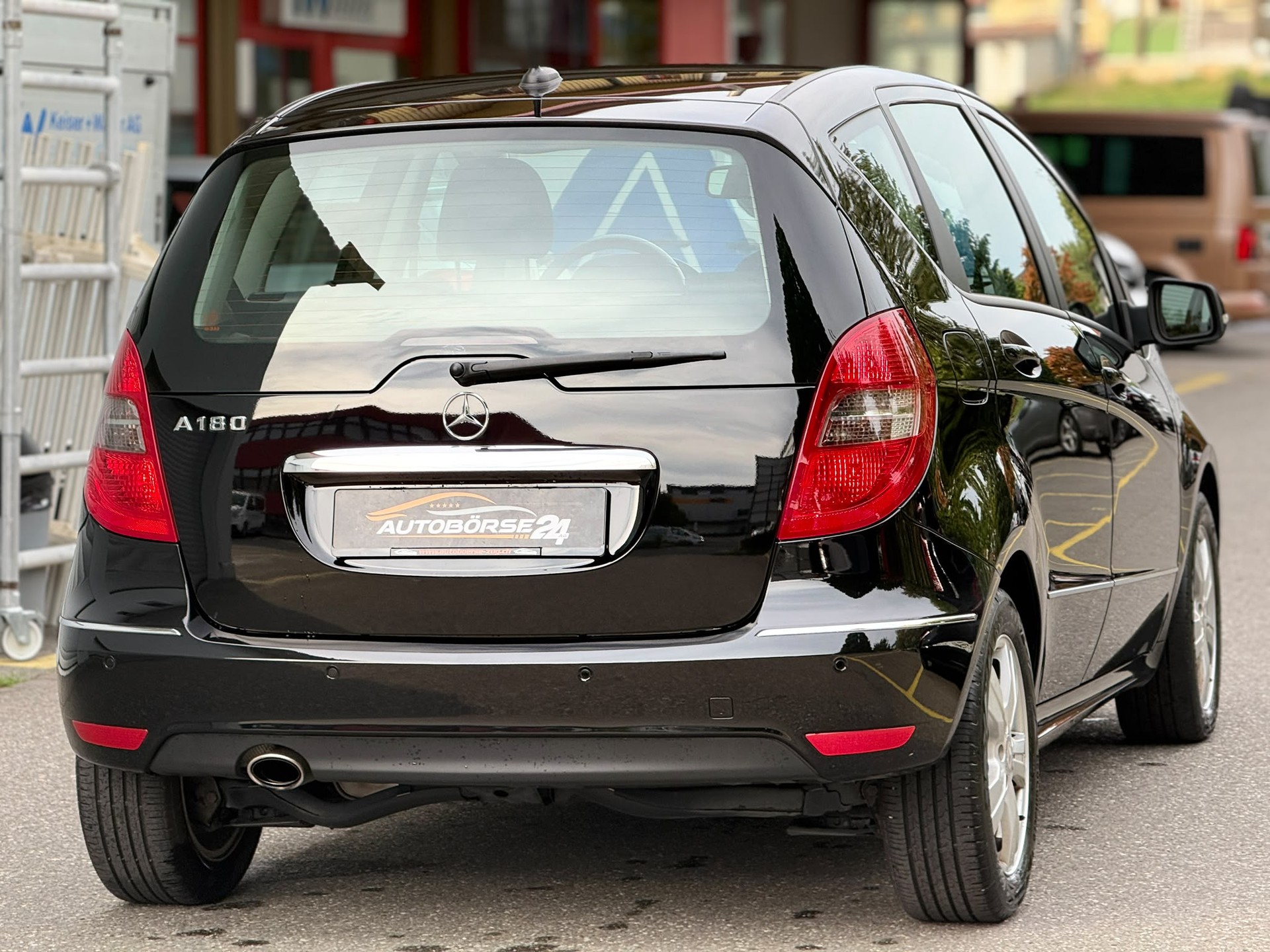 MERCEDES-BENZ A 180 Avantgarde-showroom-element-3