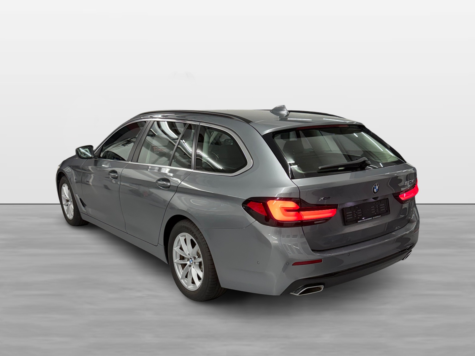 BMW 520d xDrive 48V Touring Steptronic-showroom-element-3