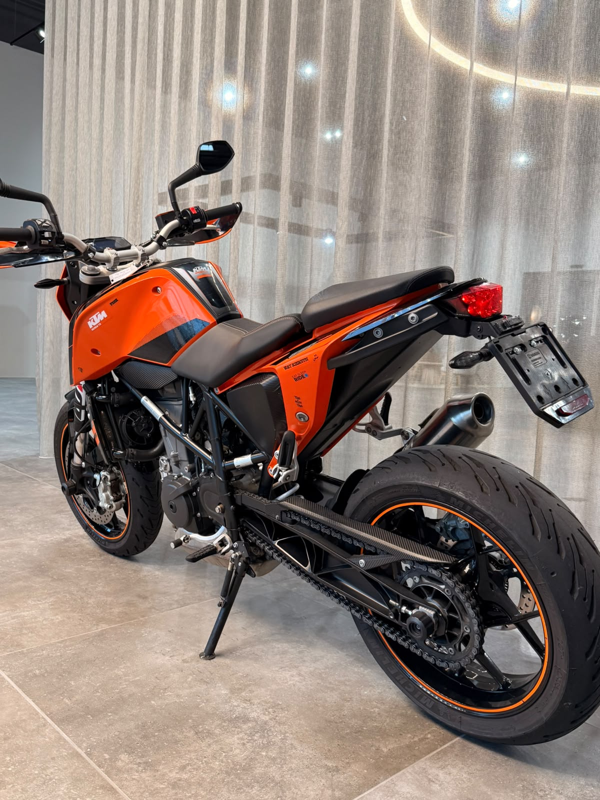 KTM 690 Duke-showroom-element-3