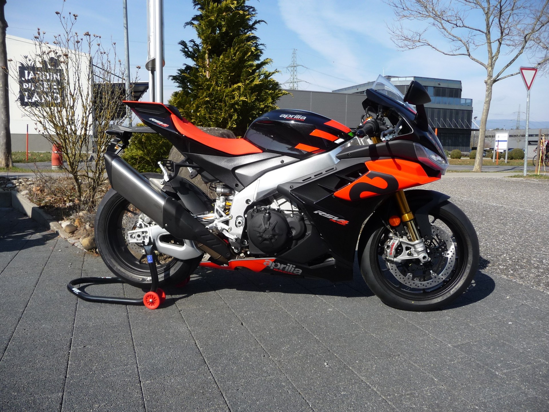APRILIA RSV4 1100 Factory-image-1