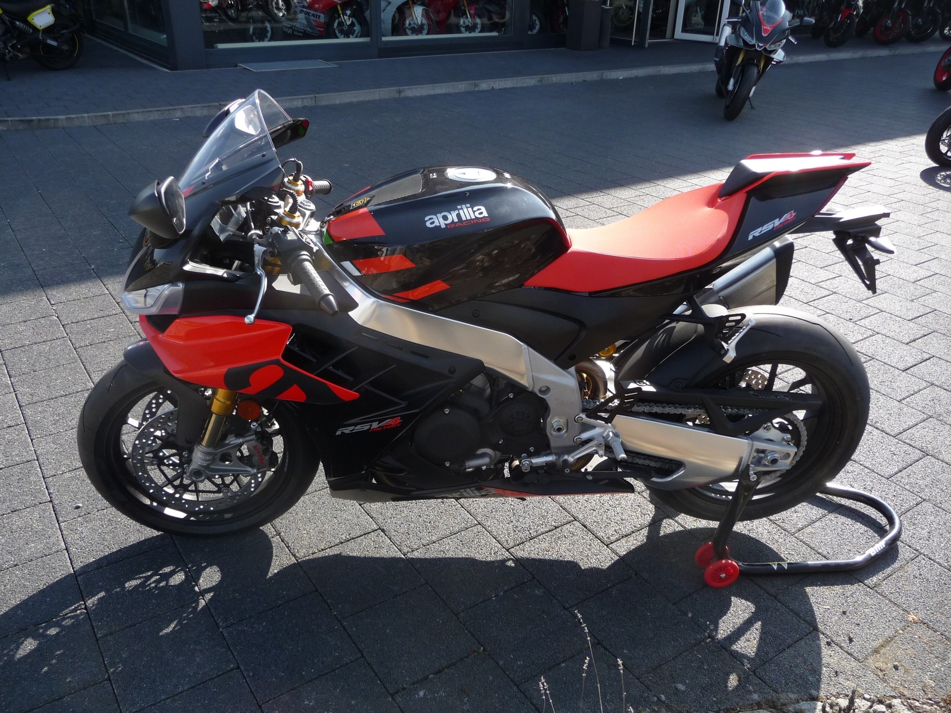 APRILIA RSV4 1100 Factory-image-3