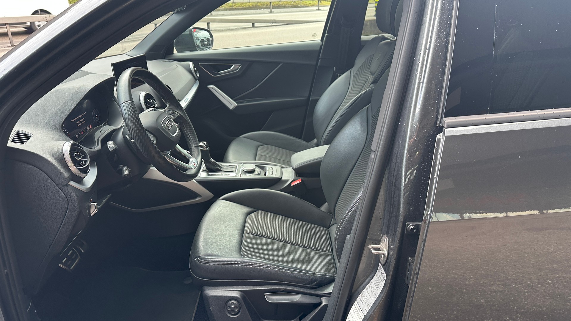 AUDI Q2 35 TFSI S line S-tronic-image-15
