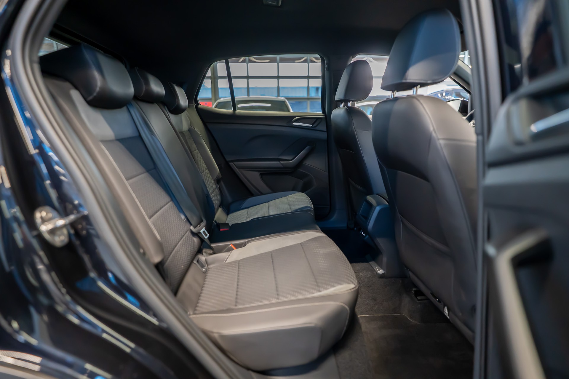 VW T-Cross 1.0 TSI 115 R-Line DSG/ Tempomat / Sitzheizung / Parkhilfe-image-11