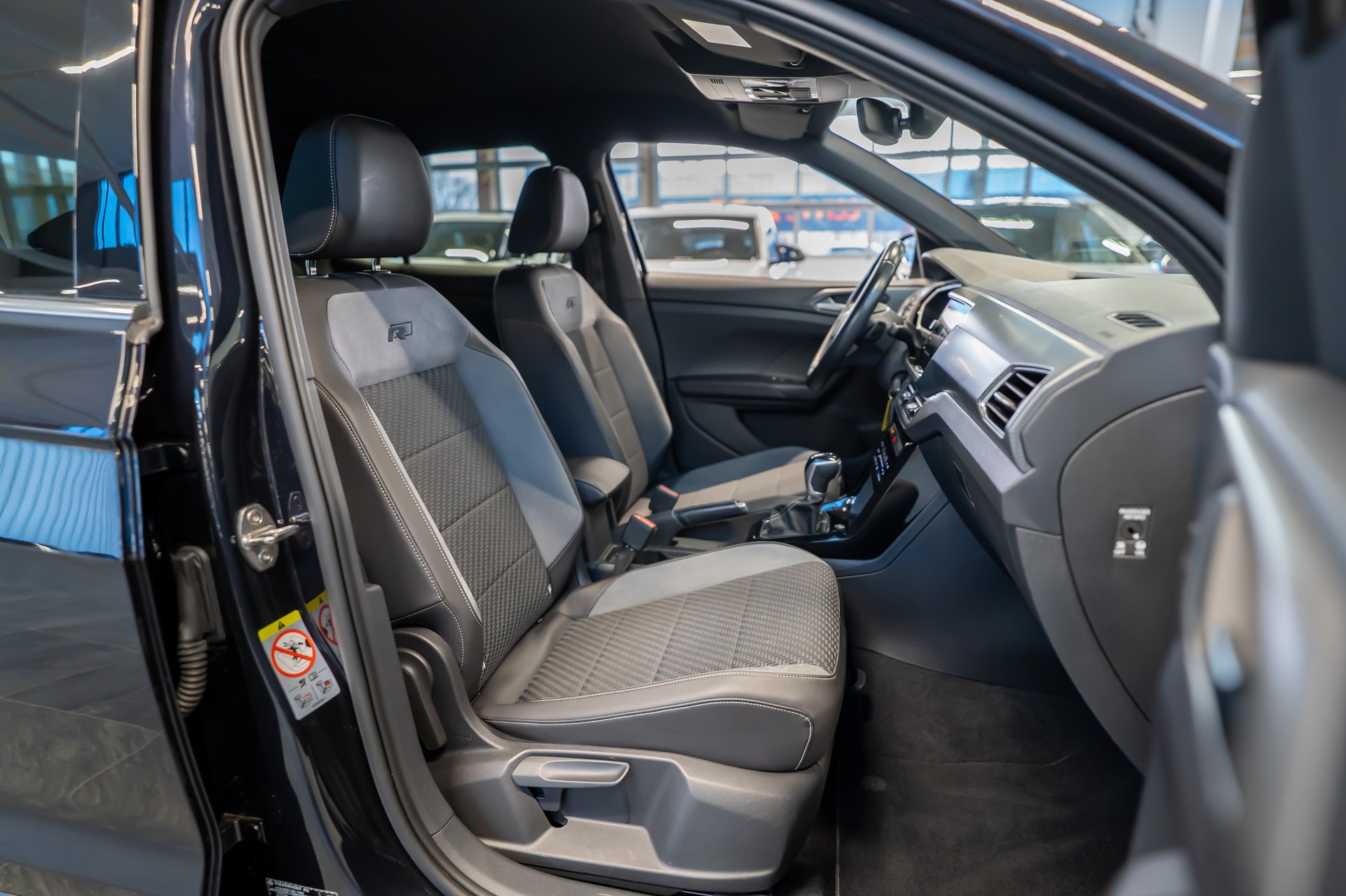 VW T-Cross 1.0 TSI 115 R-Line DSG/ Tempomat / Sitzheizung / Parkhilfe-image-12