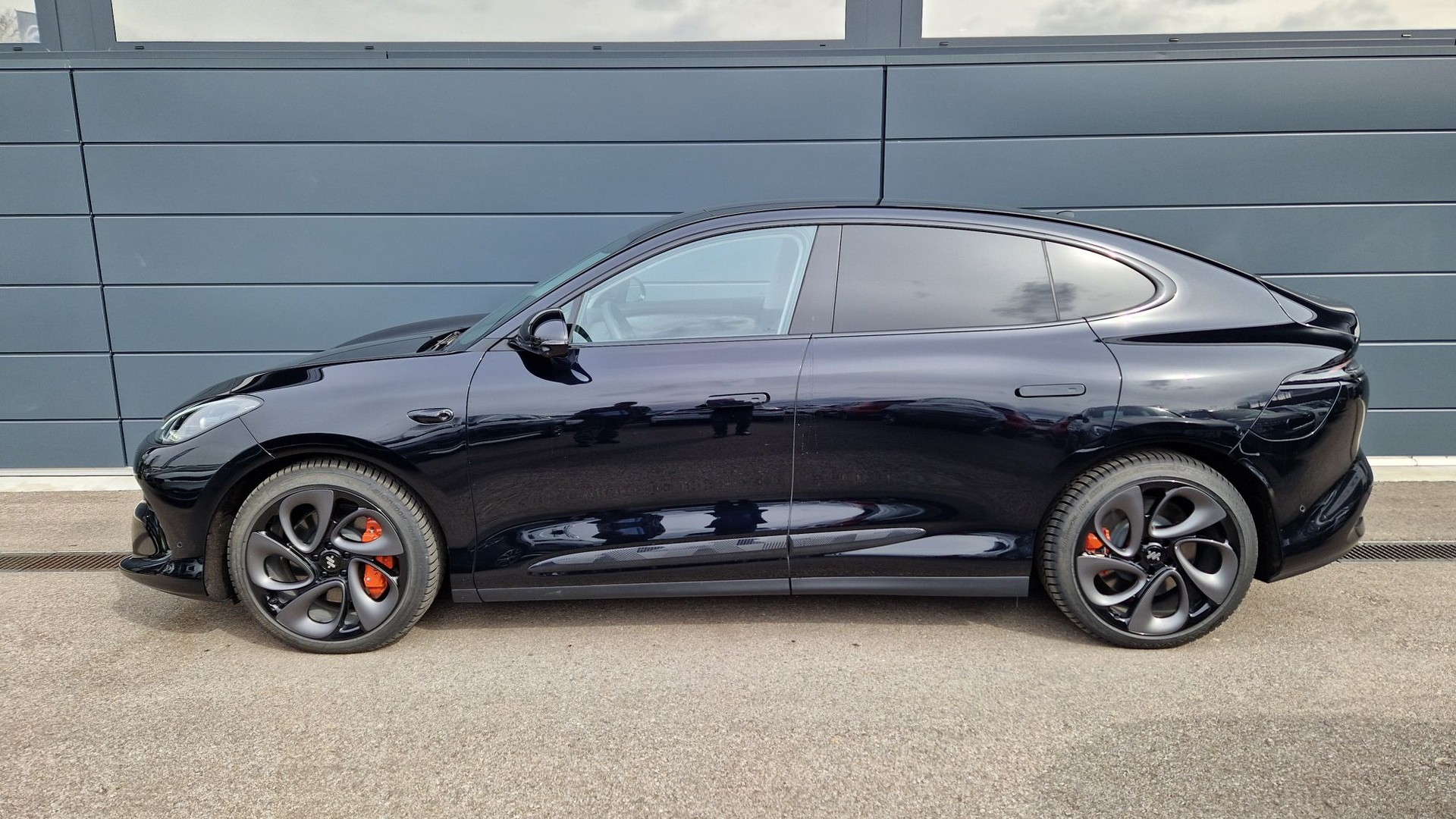 MG IM6 EV 100kWh Performance 21"-showroom-element-2