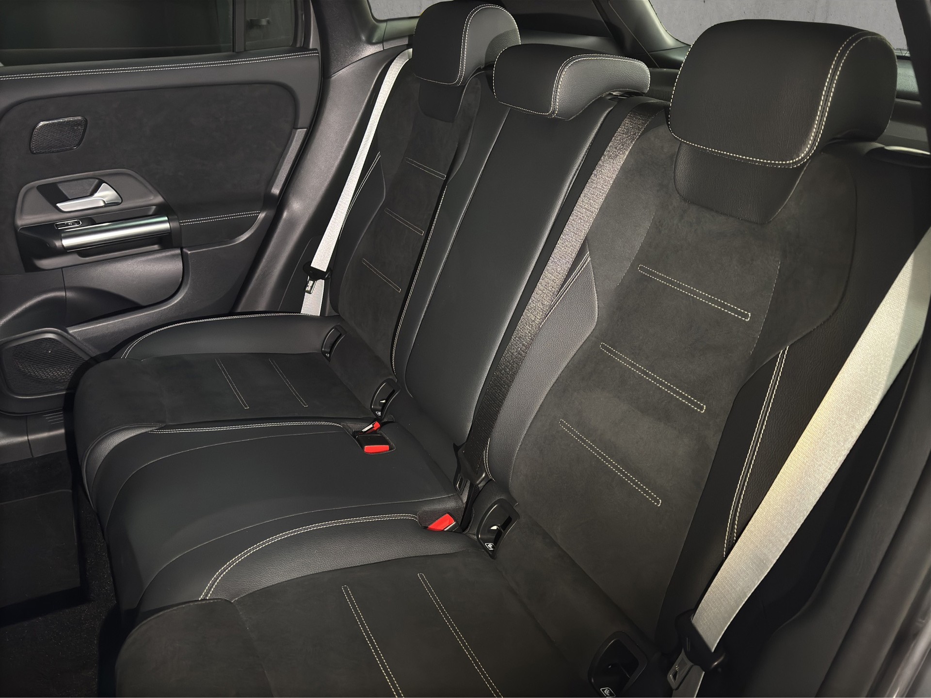 MERCEDES-BENZ NEW GLA 200 AMG Line Premium 7G-DCT Night Edition-image-9