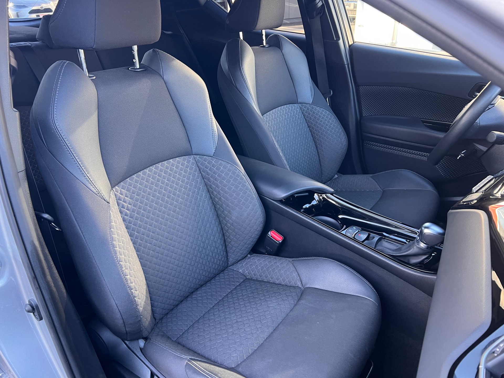 TOYOTA C-HR 2.0 VVTi HSD Trend-image-14