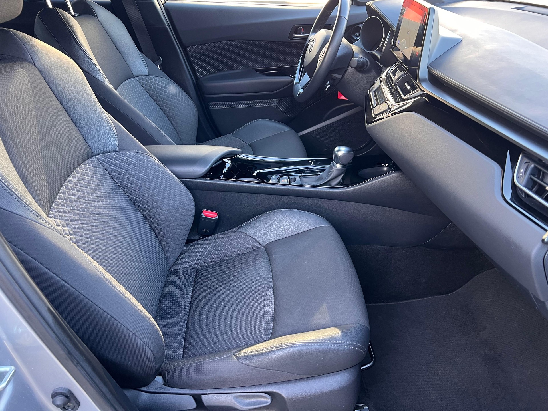TOYOTA C-HR 2.0 VVTi HSD Trend-image-12