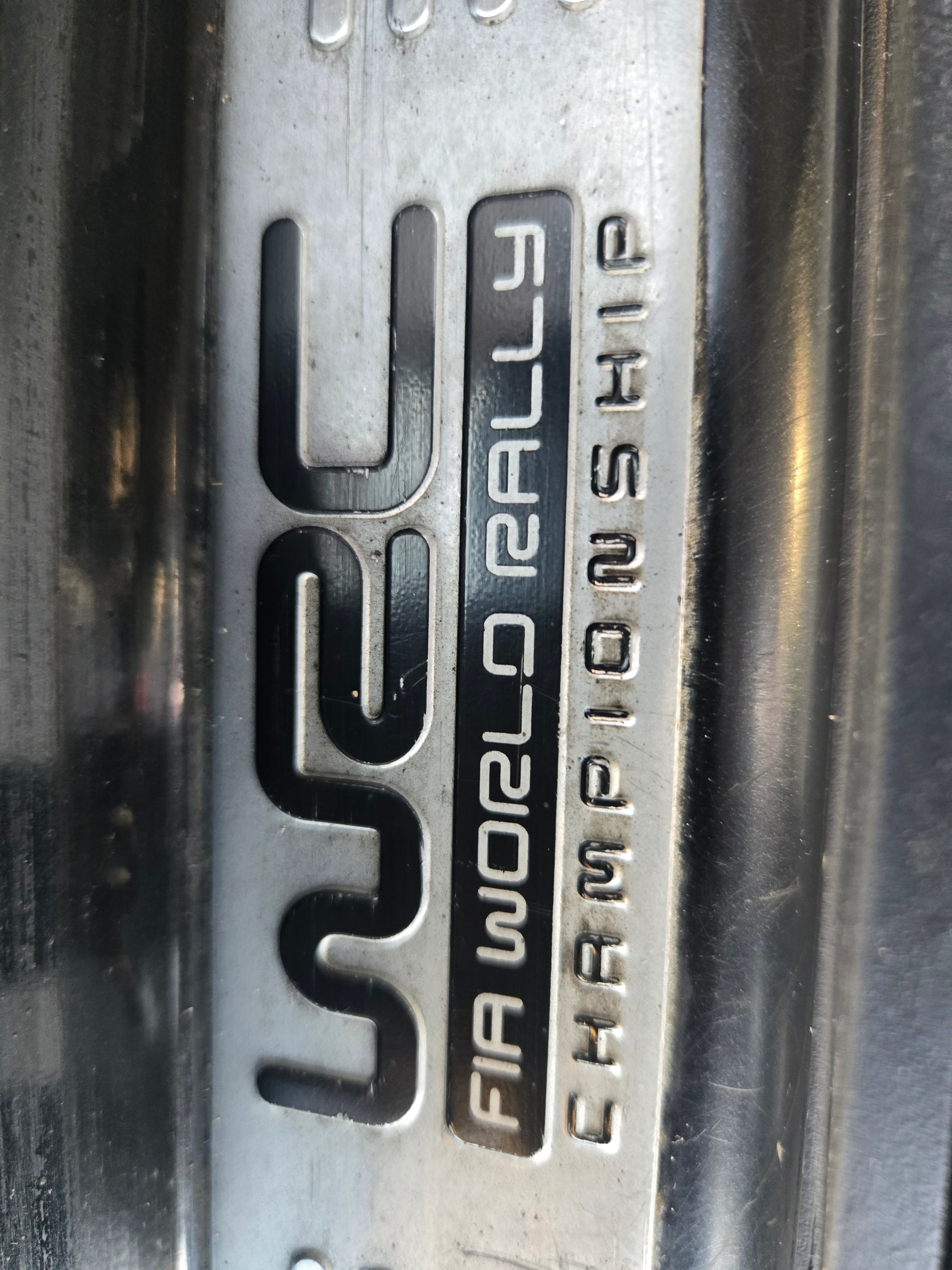 BMW Pony-showroom-element-1