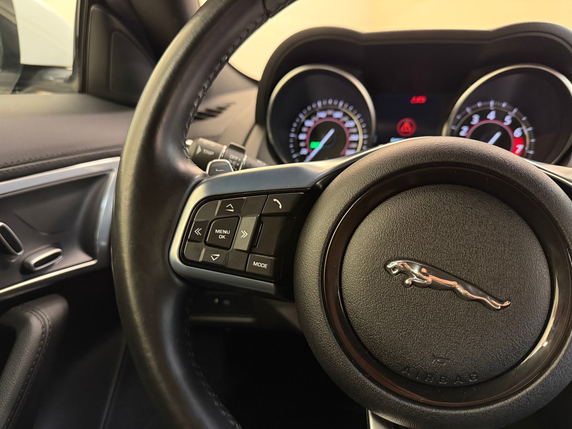 JAGUAR F-Type Coupé 2.0 I4 Automatik-image-23
