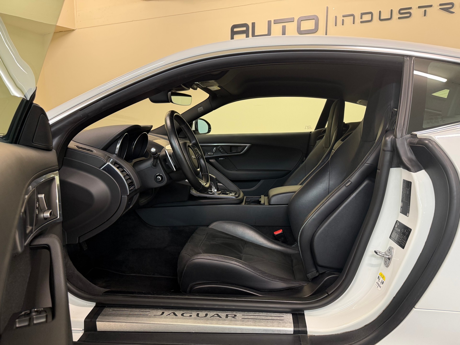JAGUAR F-Type Coupé 2.0 I4 Automatik-image-11