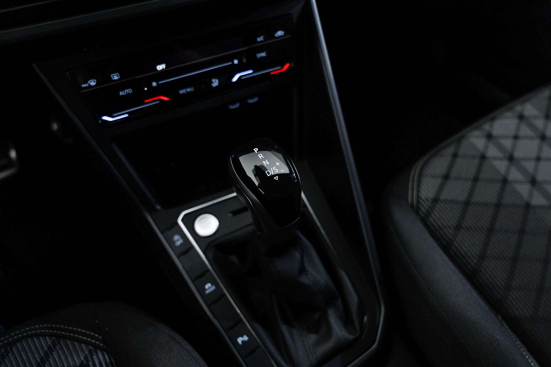 VW Taigo 1.0 TSi R-Line DSG-Automat-image-24