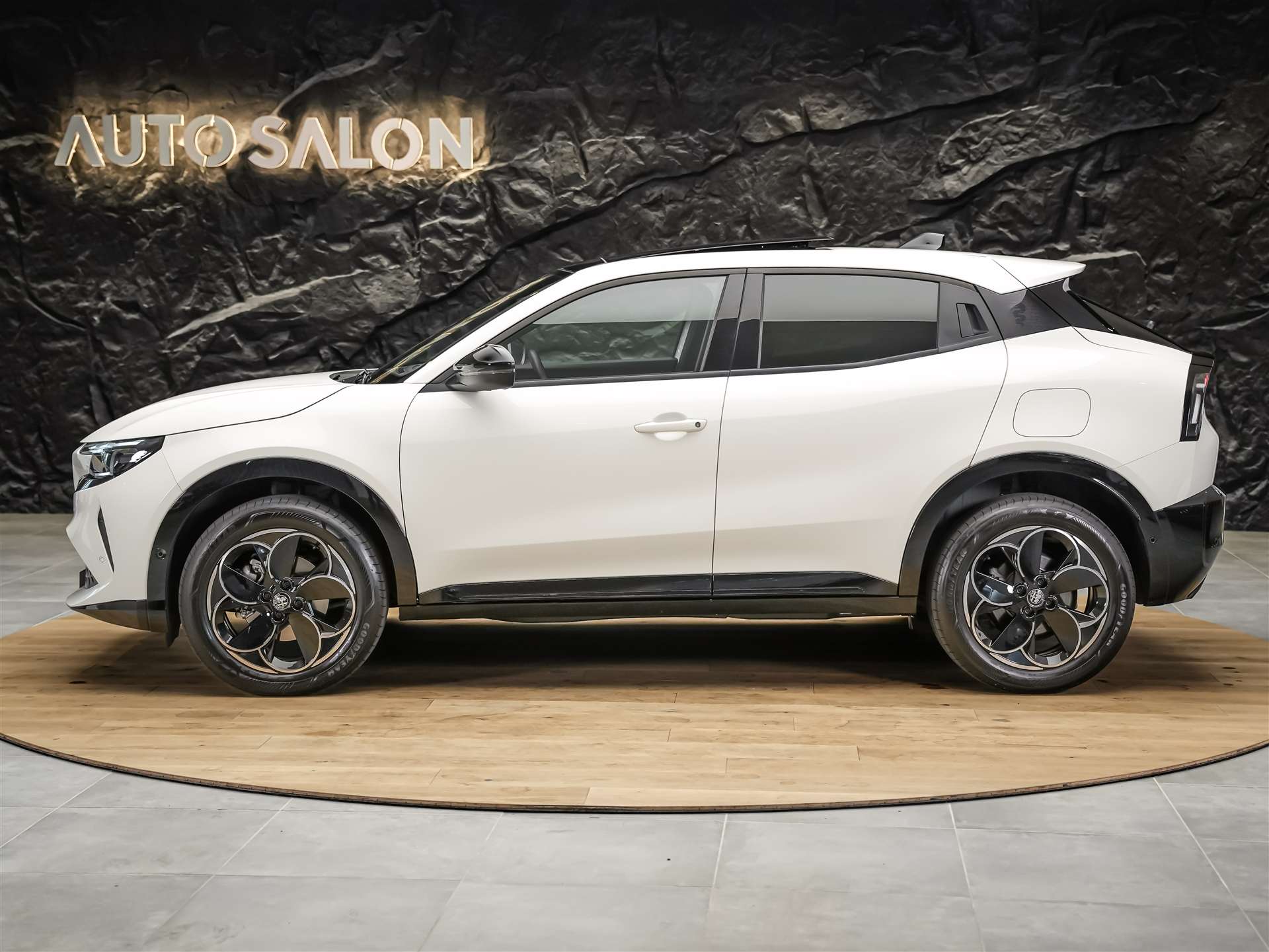 ALFA ROMEO Junior 1.2 4X4 *Werksgarantie*20" Felgen*Panorama*Massage*-showroom-element-2