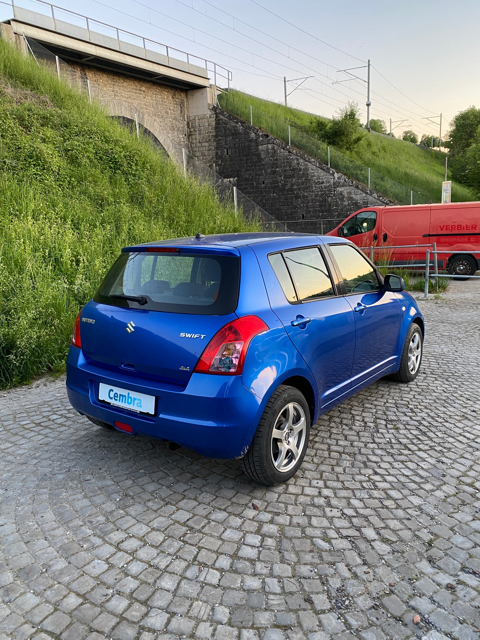 SUZUKI Swift 1.3i 16V GL 4x4-showroom-element-2