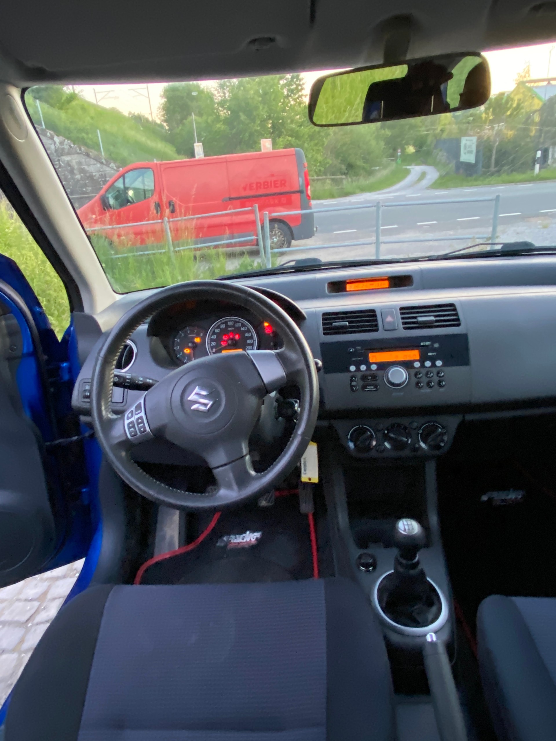 SUZUKI Swift 1.3i 16V GL 4x4-image-4