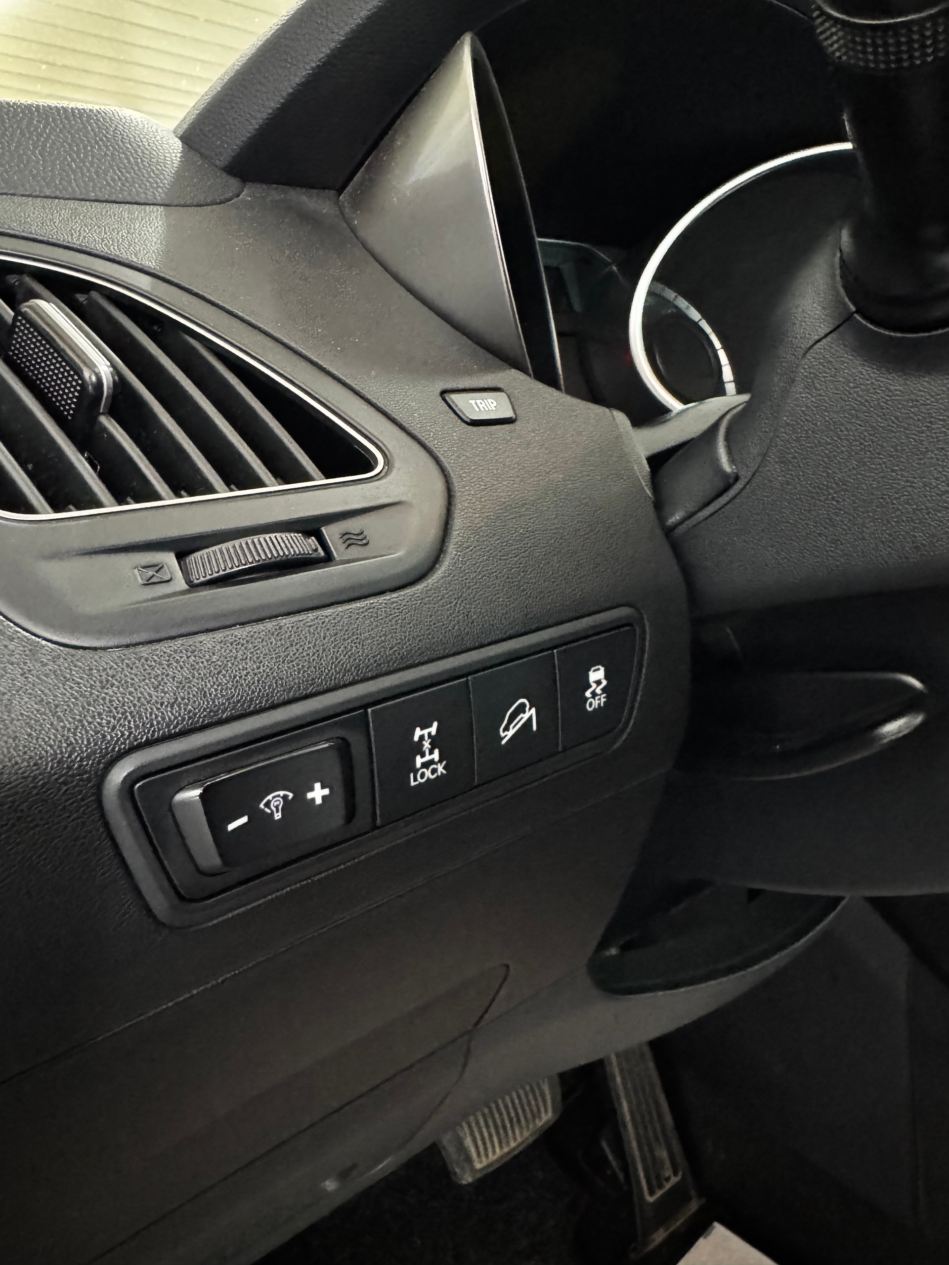 HYUNDAI iX 35 2.0 Style 4WD Automatic-image-19