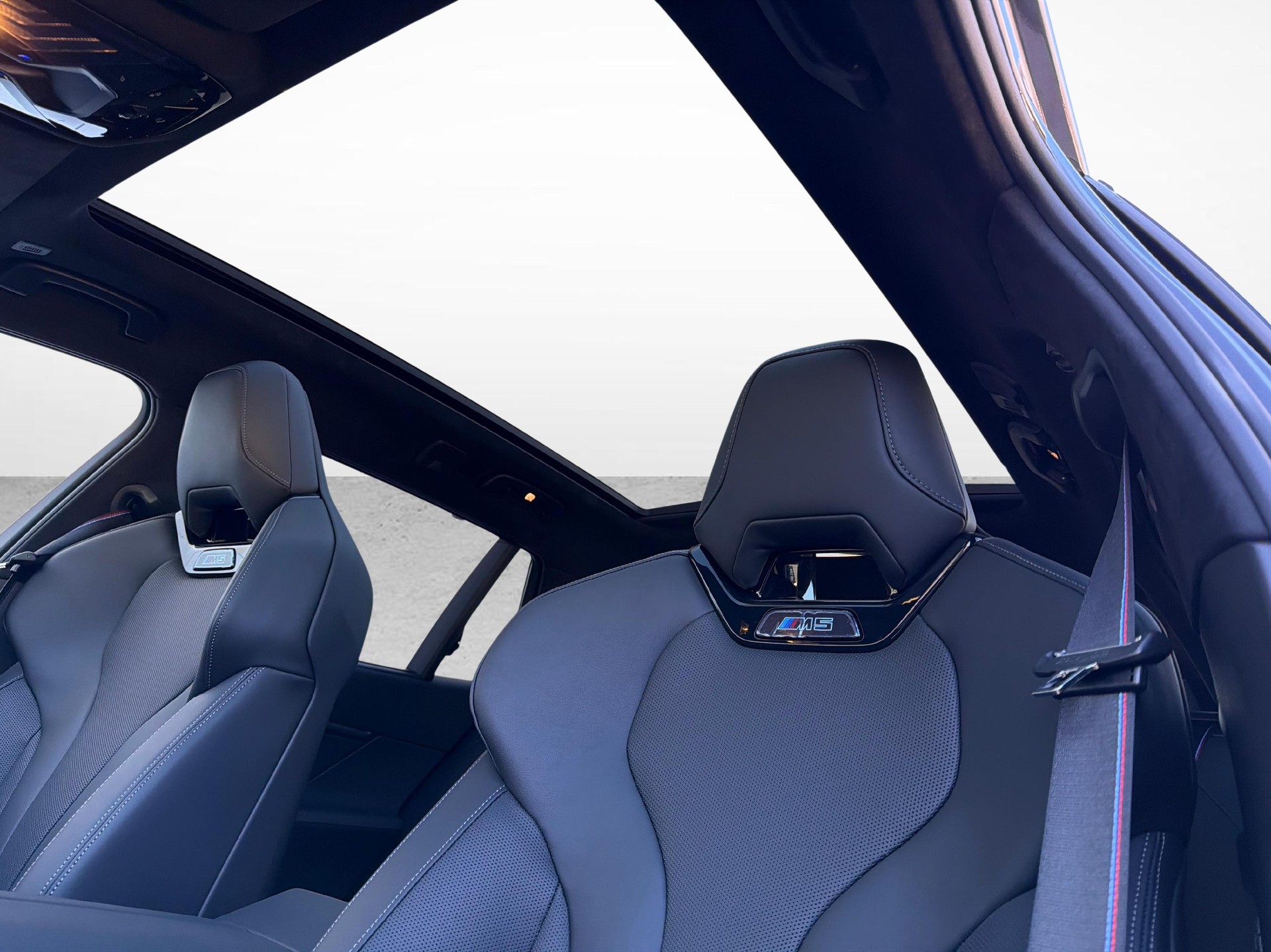 BMW M5 xDrive Touring-image-17