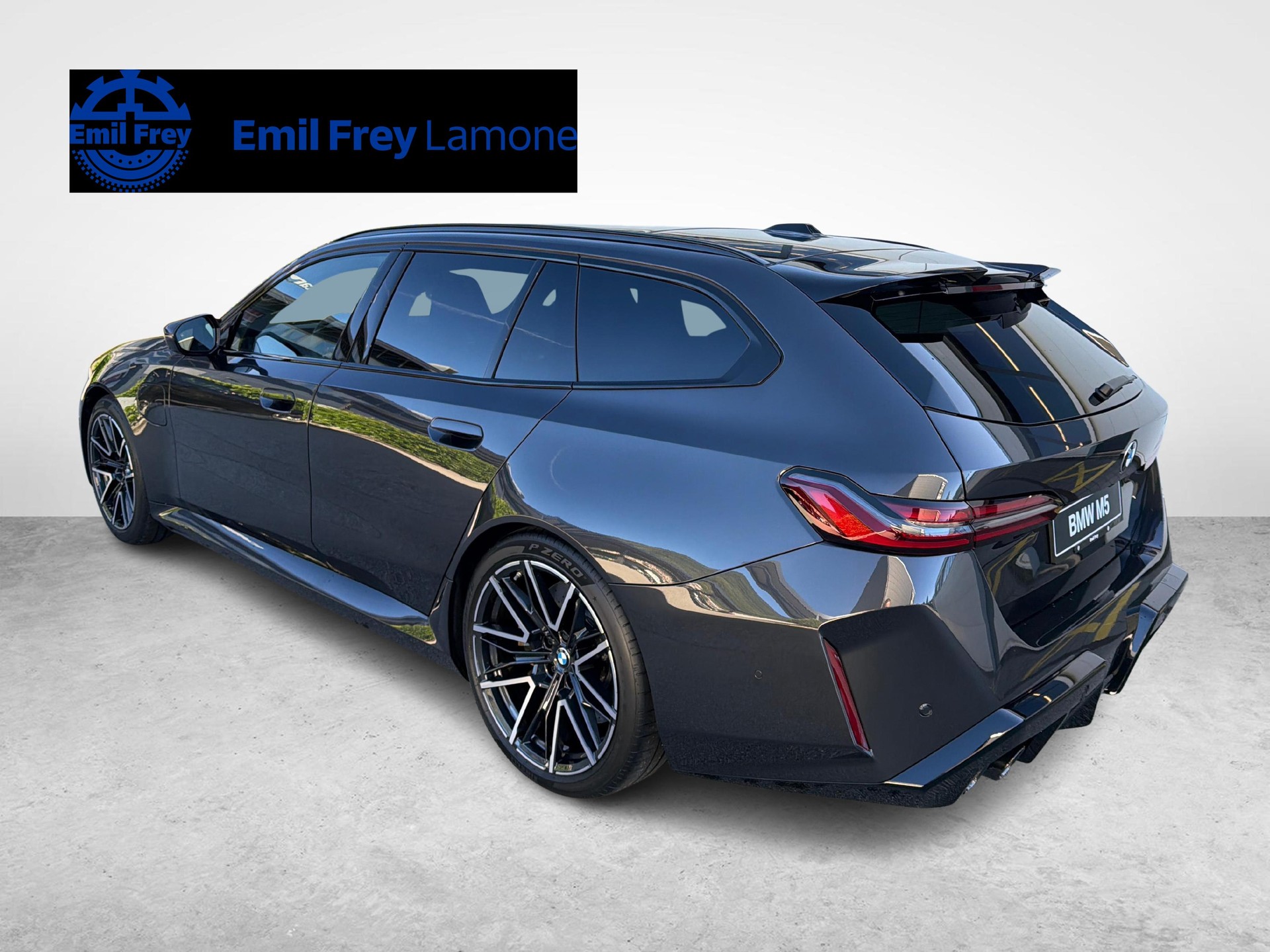 BMW M5 xDrive Touring-showroom-element-2