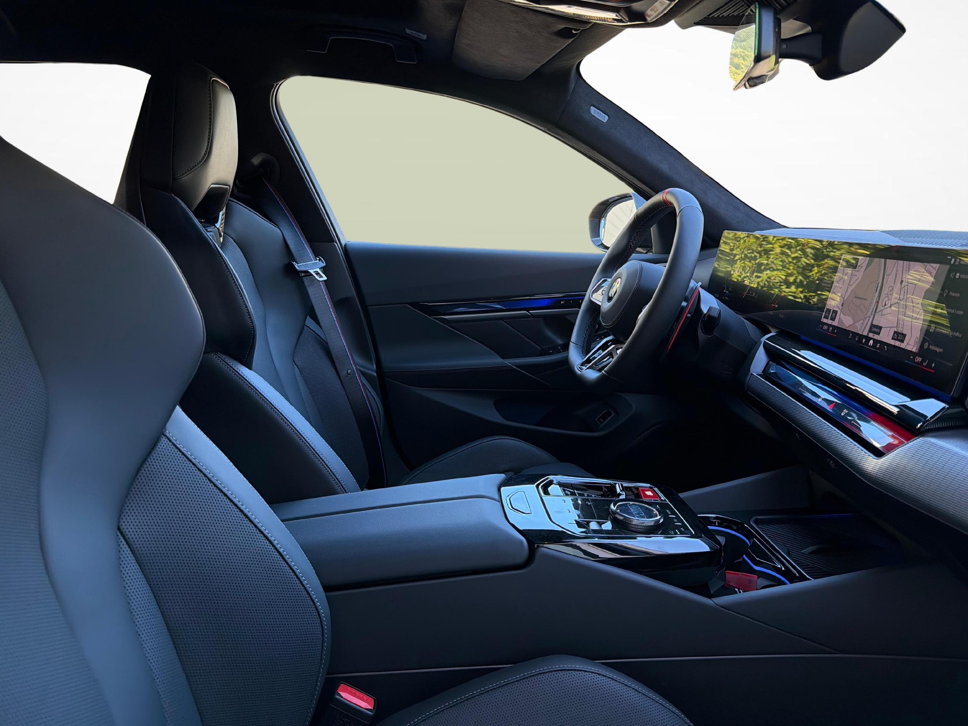 BMW M5 xDrive Touring-image-16