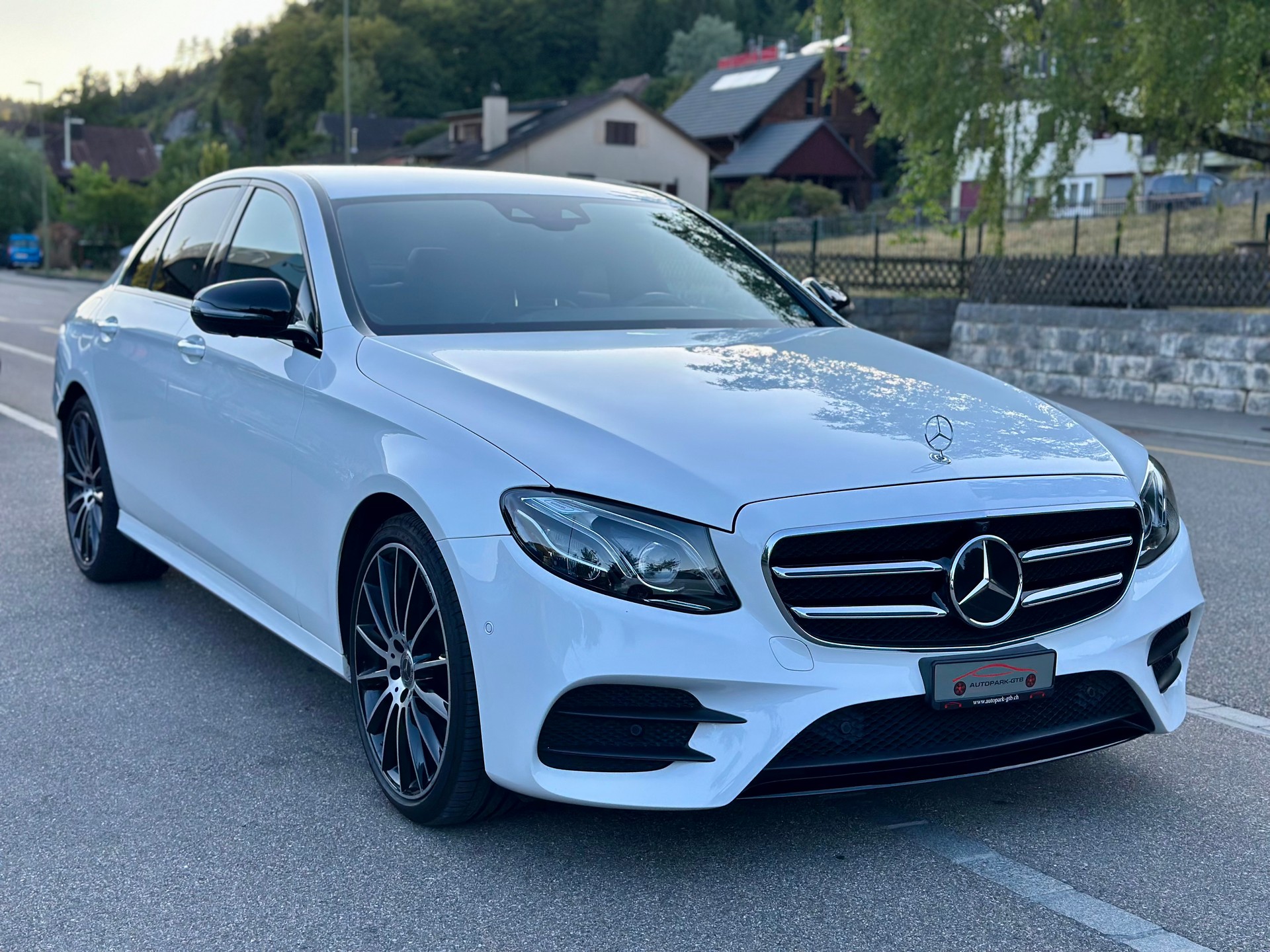 MERCEDES-BENZ E 200 AMG Line 4Matic 9G-Tronic-showroom-element-1