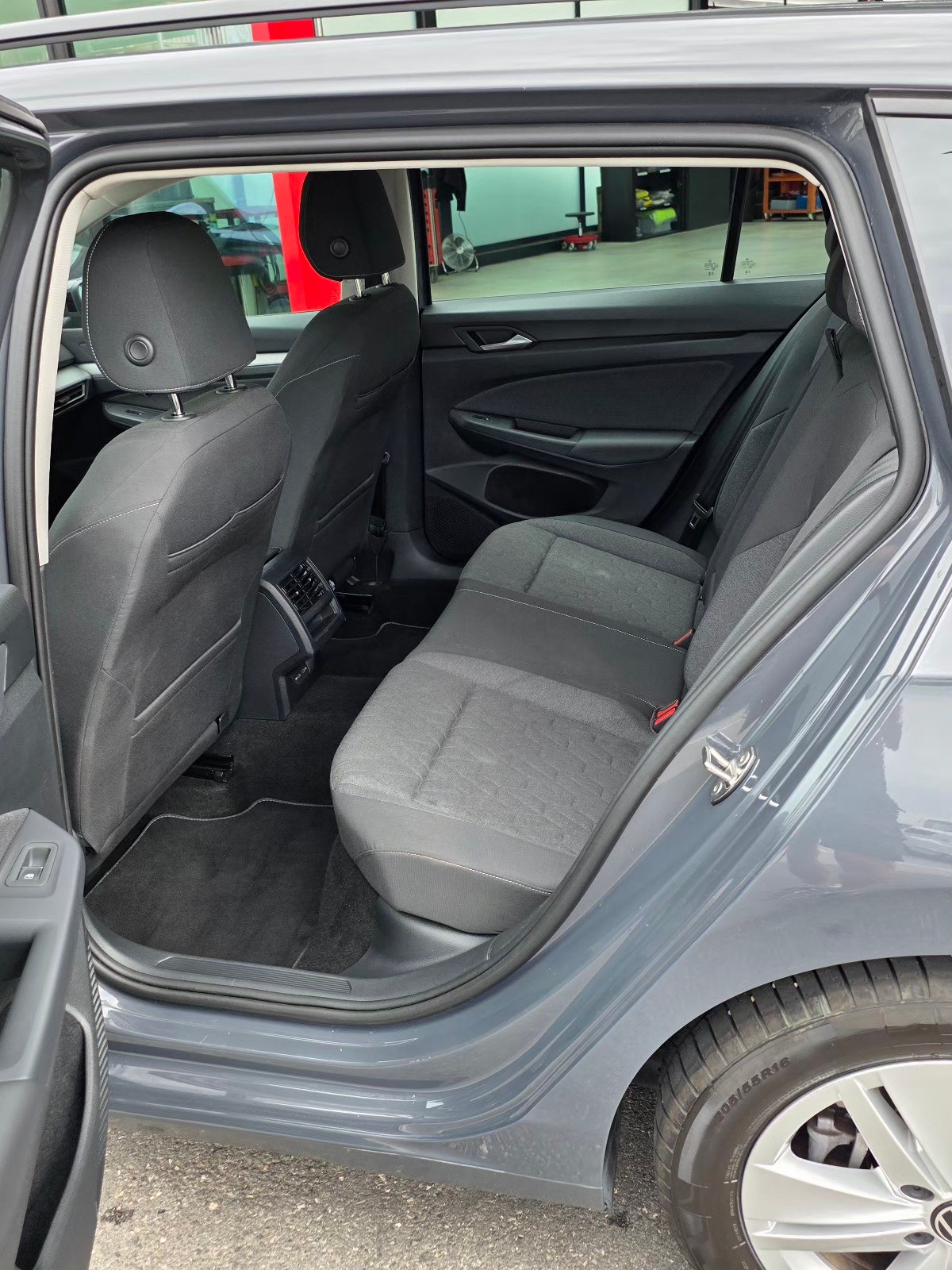 VW Golf Variant 1.5 eTSI mHEV Life DSG-image-5
