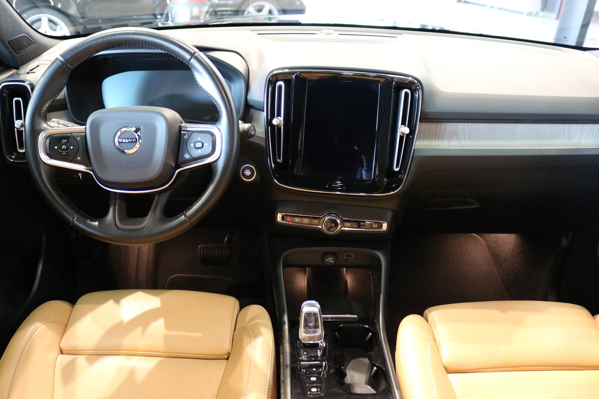 VOLVO XC40 B4 Benzin Mild Hybrid AWD Momentum Geartronic-showroom-element-1
