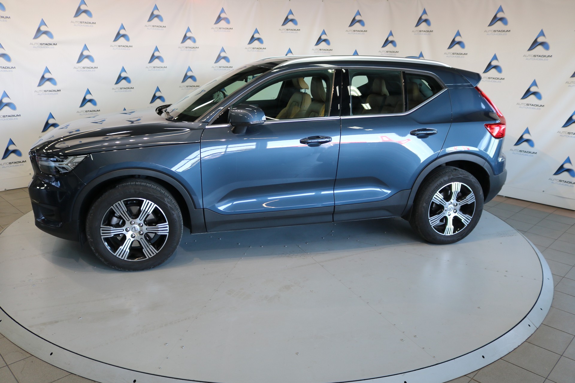 VOLVO XC40 B4 Benzin Mild Hybrid AWD Momentum Geartronic-image-11