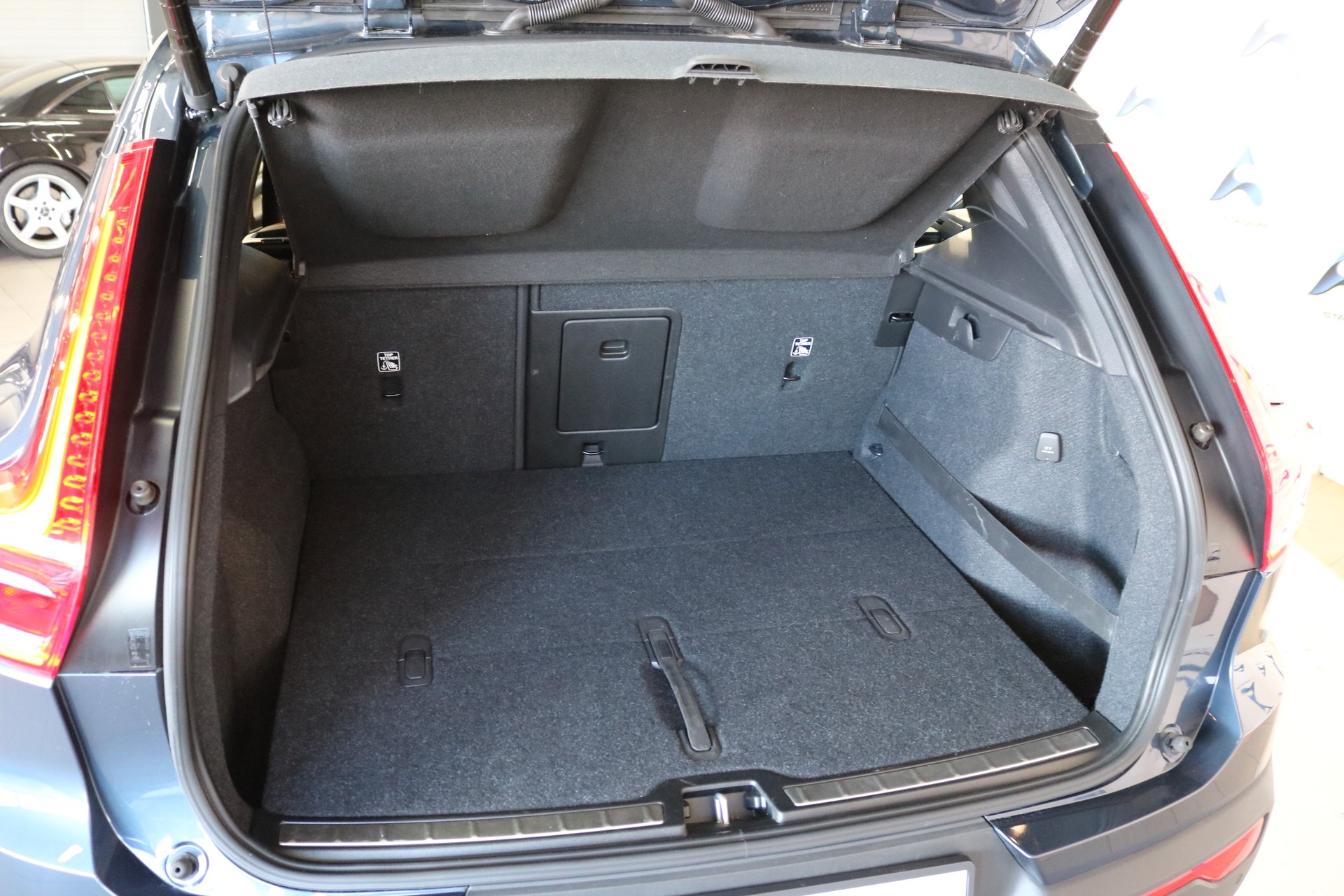 VOLVO XC40 B4 Benzin Mild Hybrid AWD Momentum Geartronic-image-32