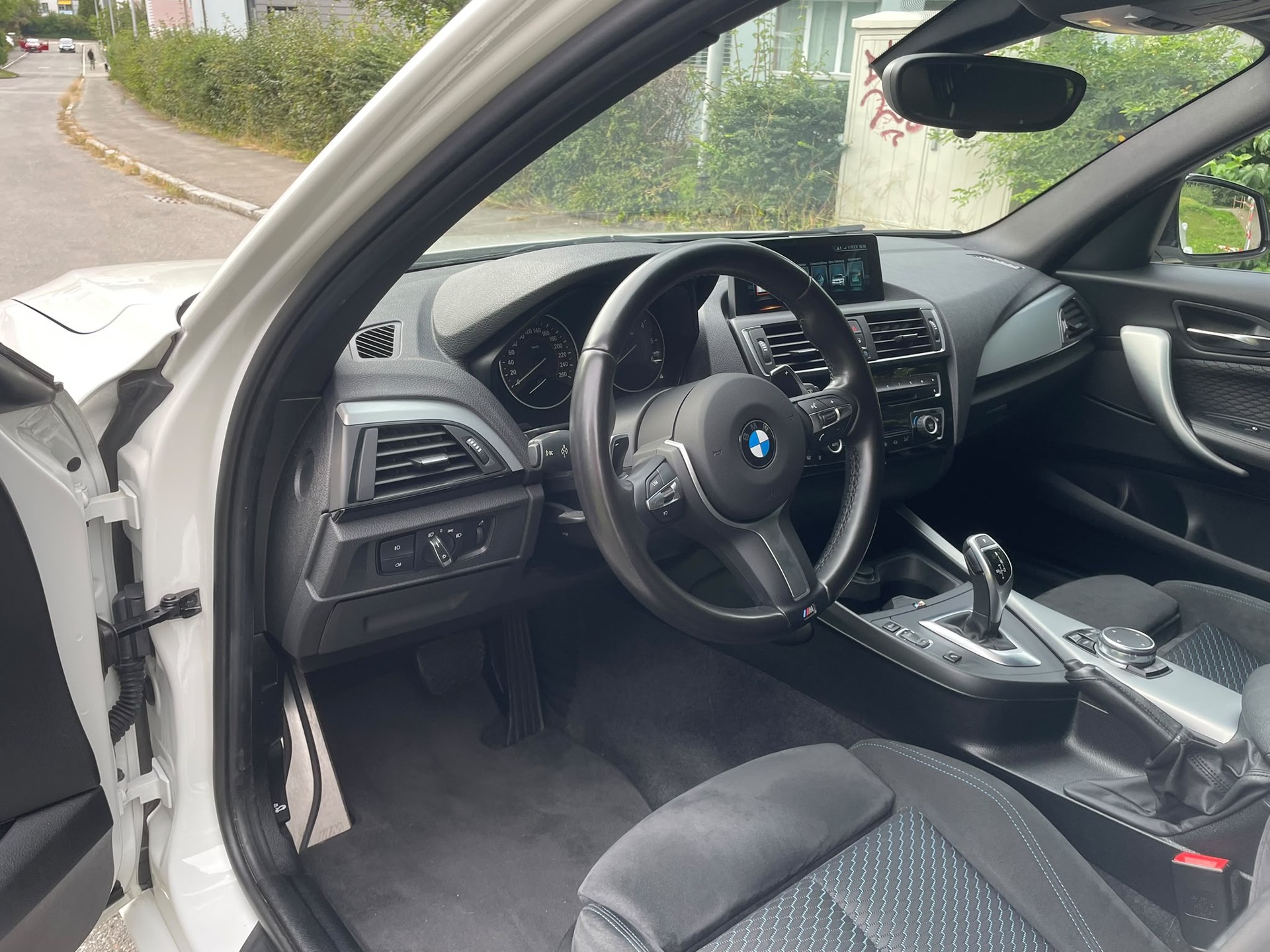 BMW 120d xDrive M Sport Steptronic-image-2