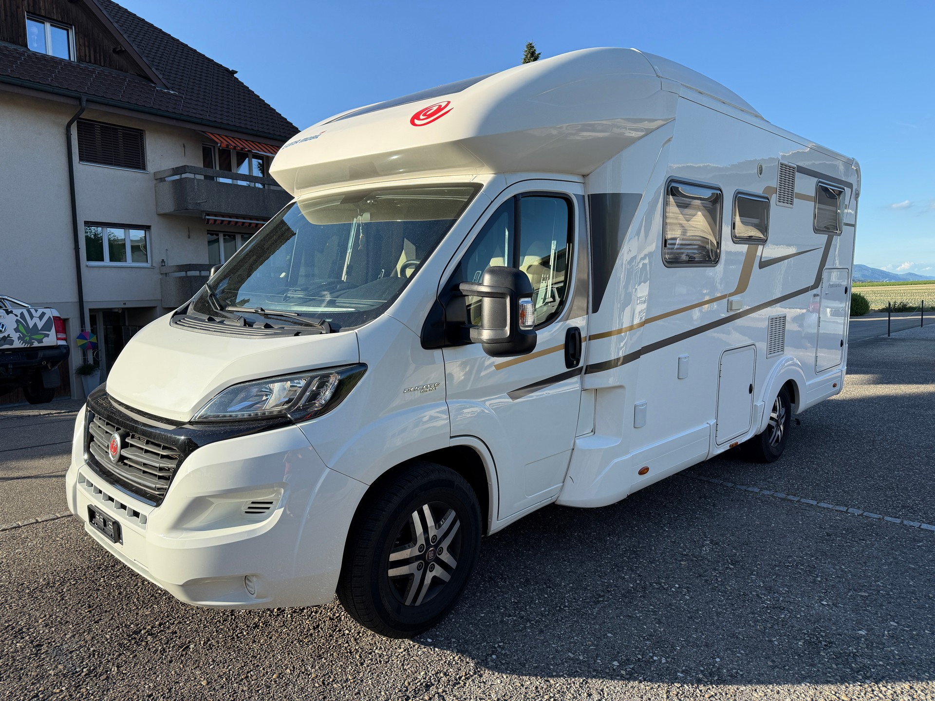EURA MOBIL 695 EB-image-1