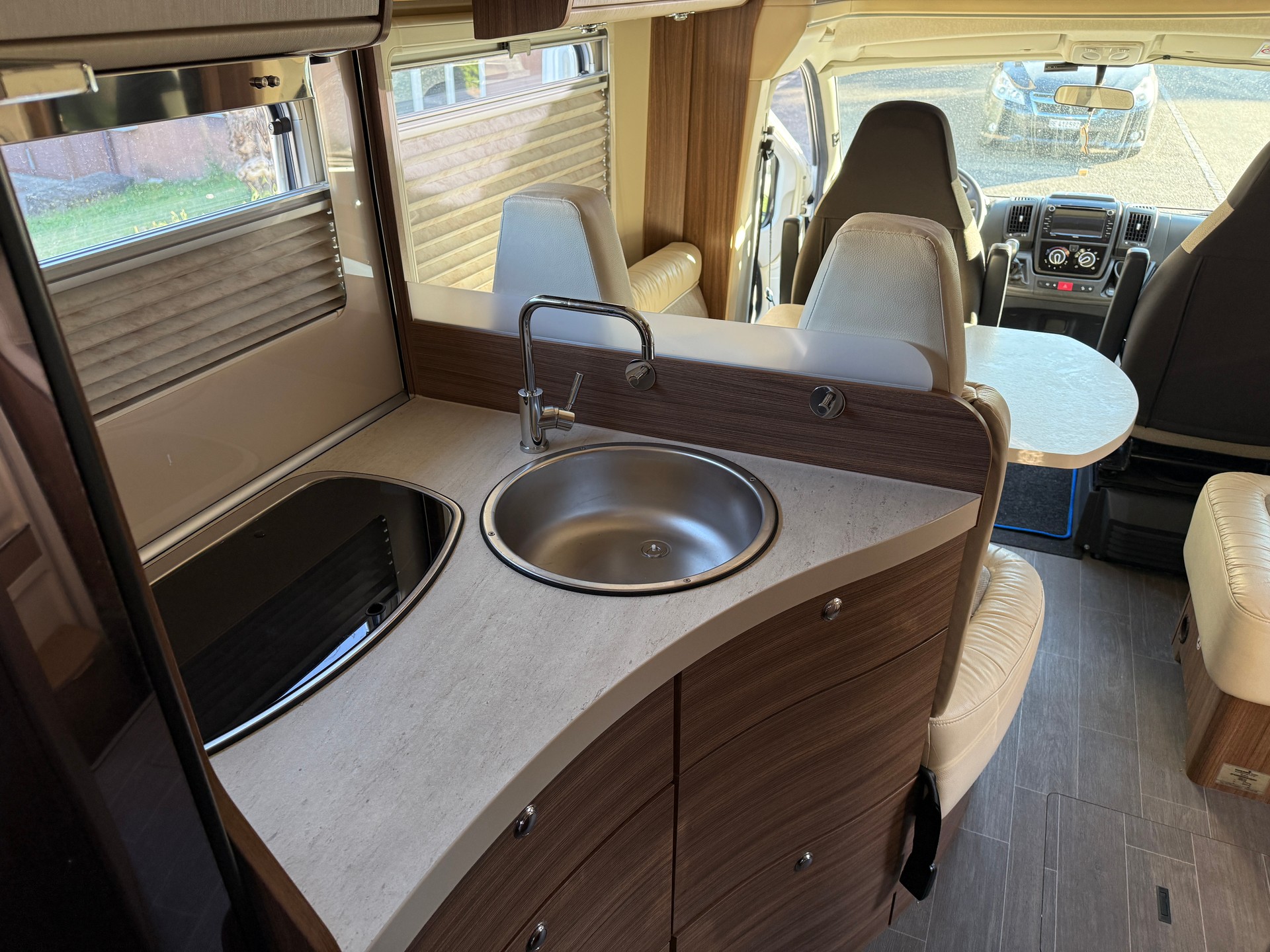 EURA MOBIL 695 EB-image-9