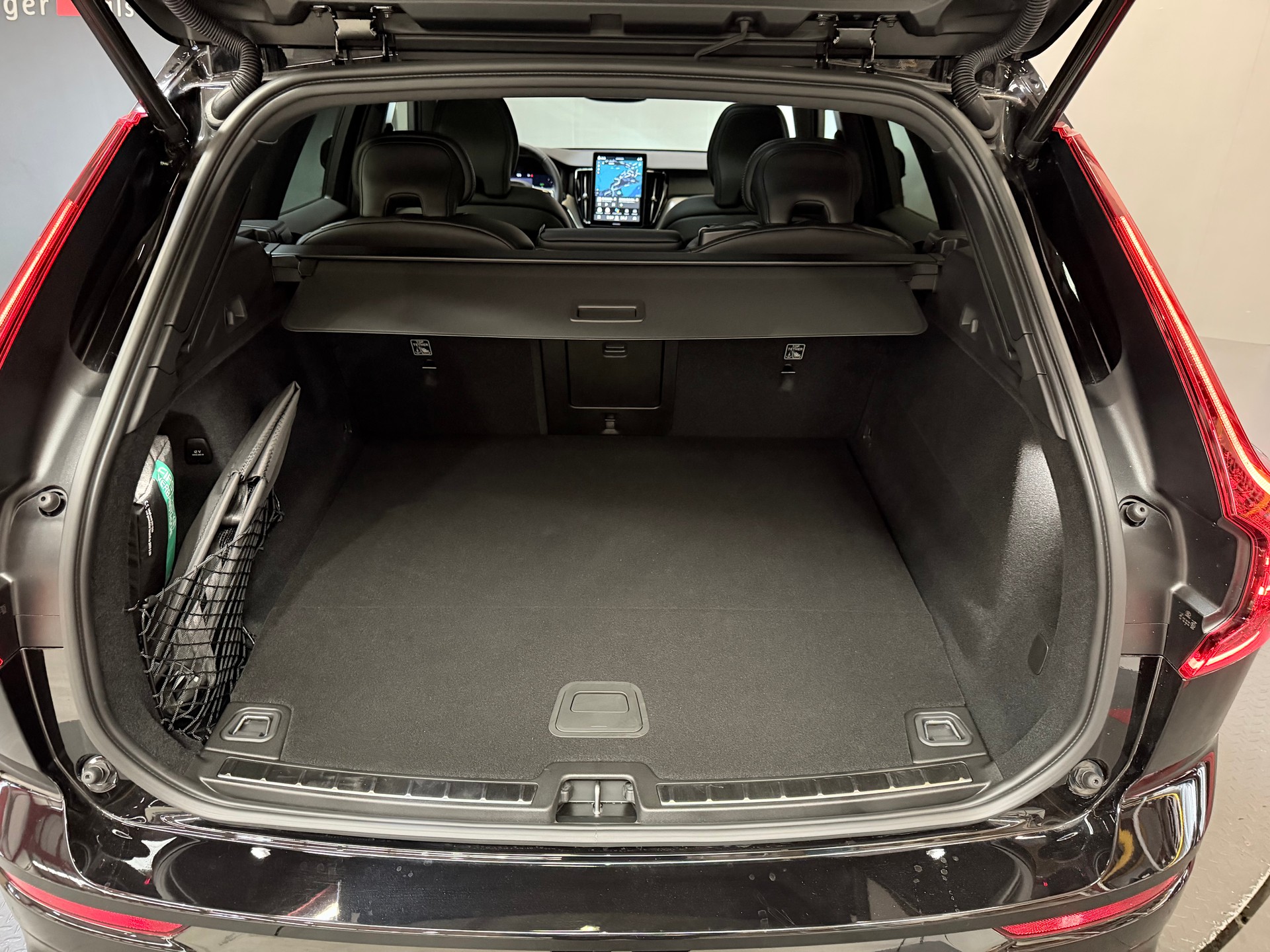VOLVO MY26 XC60 T6 eAWD PluginHybrid Black Edition Geartronic-image-7