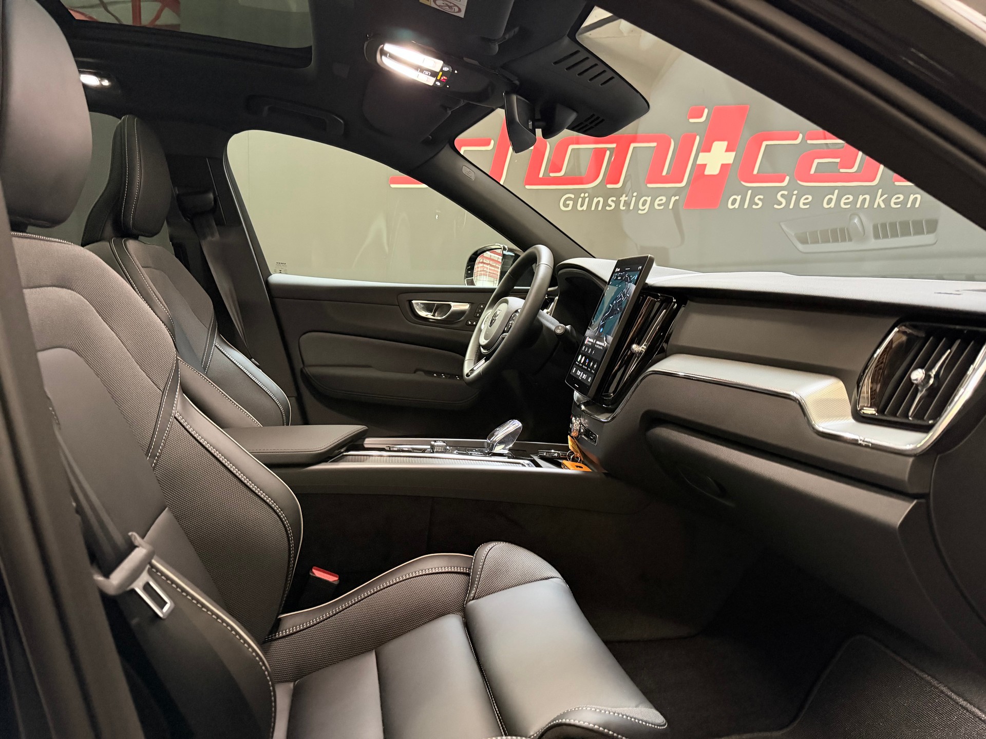 VOLVO MY26 XC60 T6 eAWD PluginHybrid Black Edition Geartronic-image-16