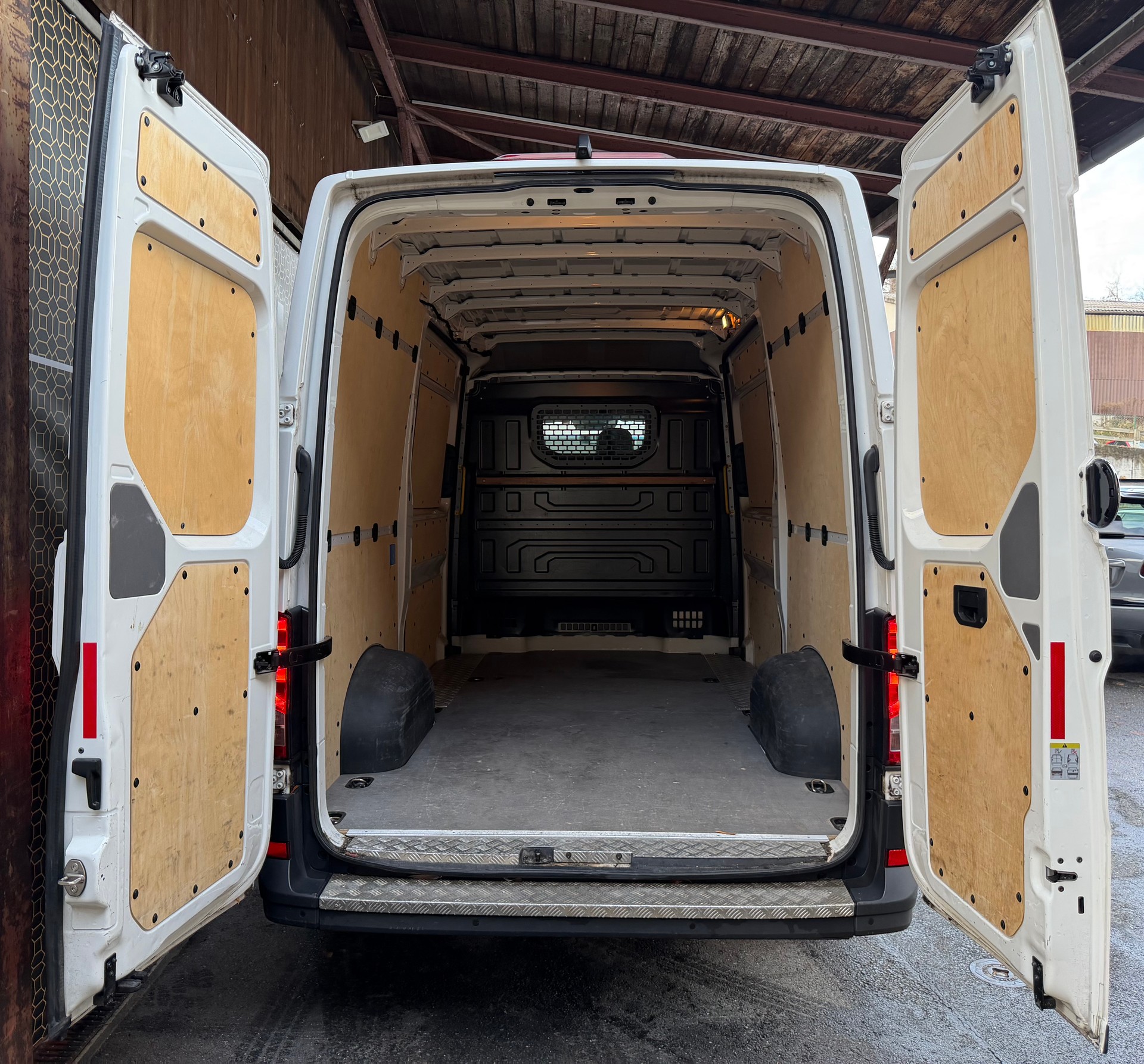 VW VW Crafter 35 2.0 TDI Entry L3 A-image-6
