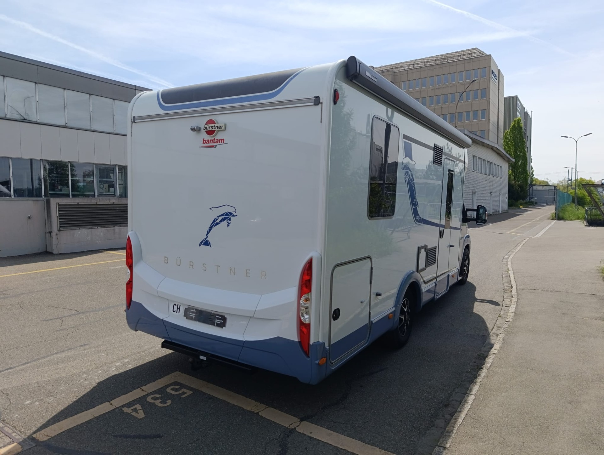 BÜRSTNER IT 732***ein echtes Raumwunder***Solar*Ventilator*Raumklima*AHK 2000Kg*Panoramafenster*Multimedia*Alufelgen *TV Bildschirm*-showroom-element-2