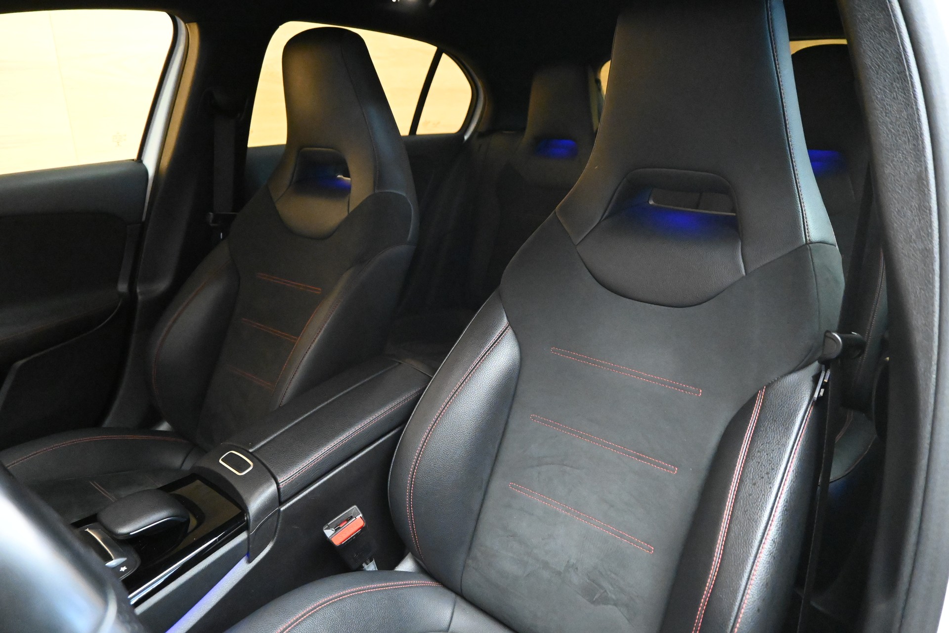 MERCEDES-BENZ A 220 AMG Line 7G-DCT 4Matic-image-5