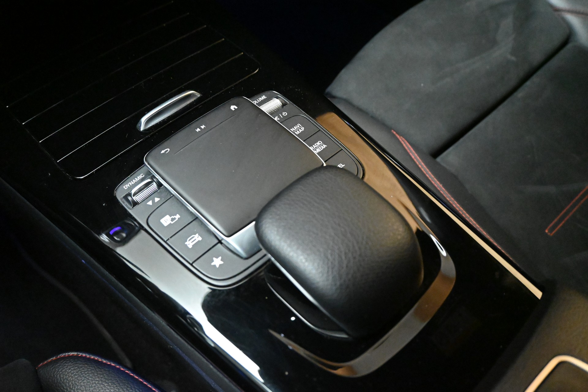 MERCEDES-BENZ A 220 AMG Line 7G-DCT 4Matic-image-10