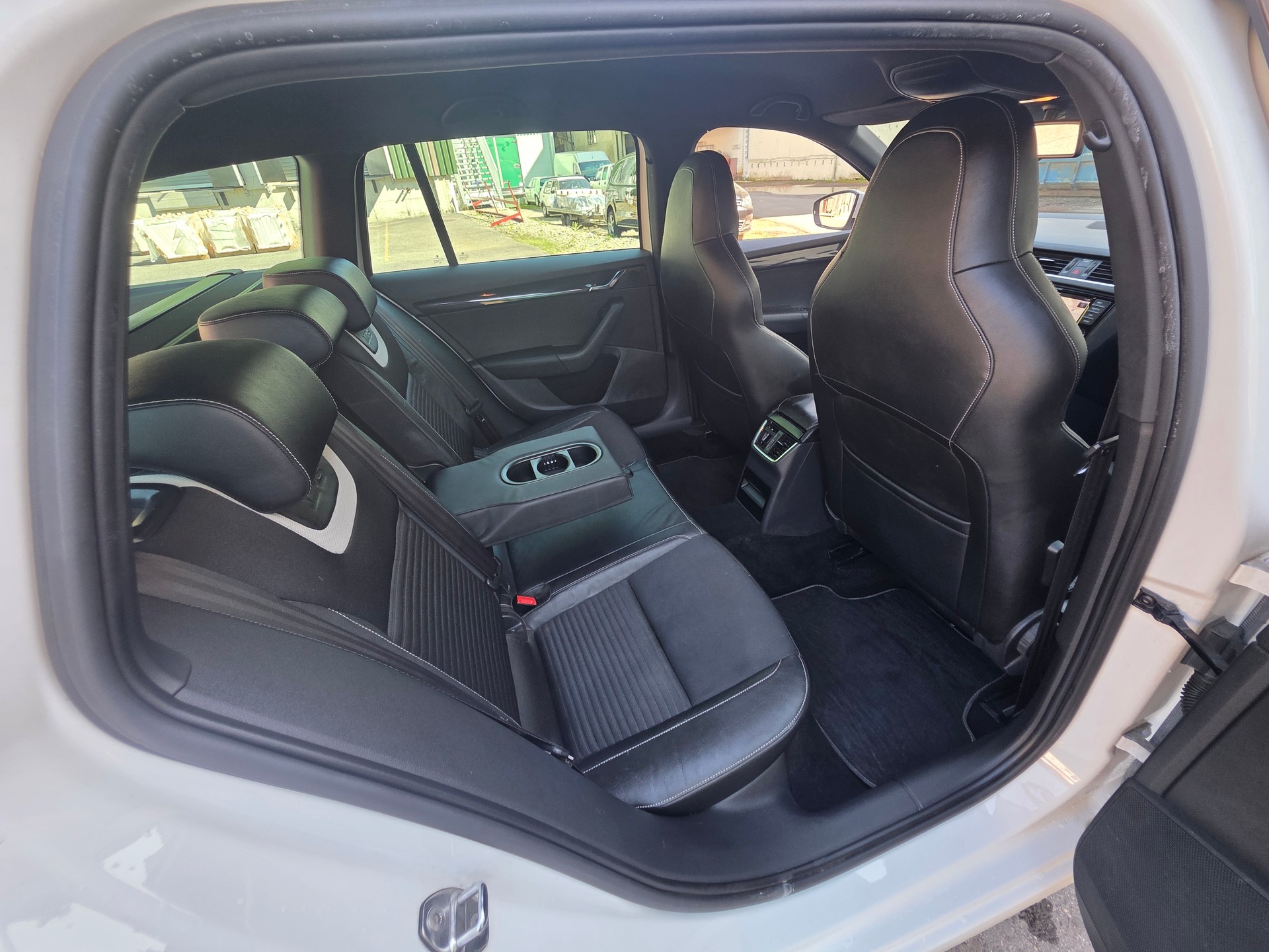SKODA Octavia Combi 2.0 TSI RS DSG-image-23