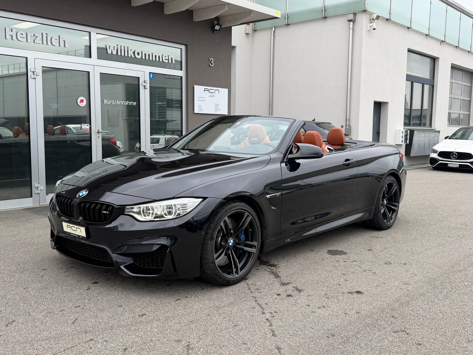 BMW M4 Cabriolet-showroom-element-2