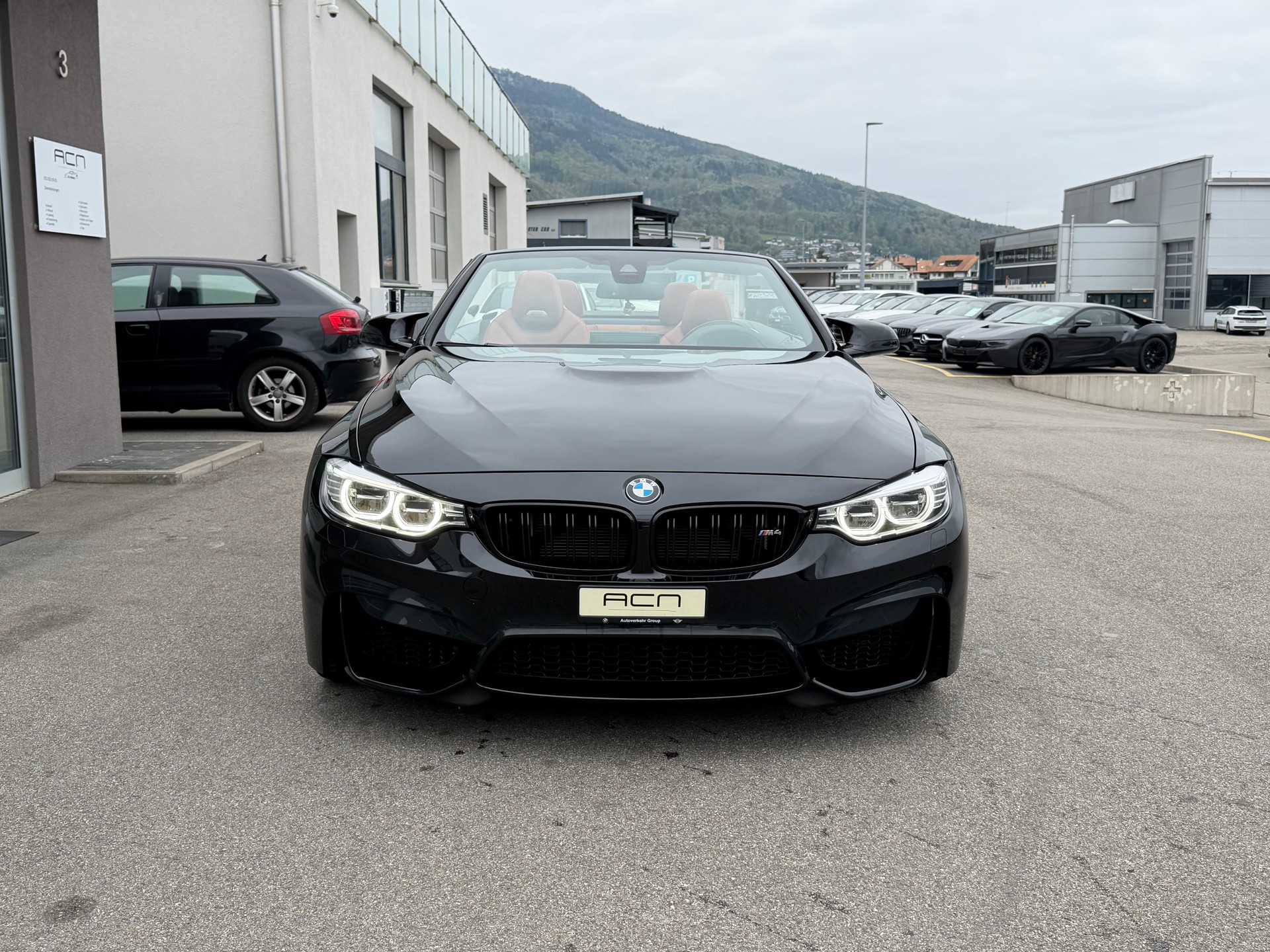 BMW M4 Cabriolet-showroom-element-1