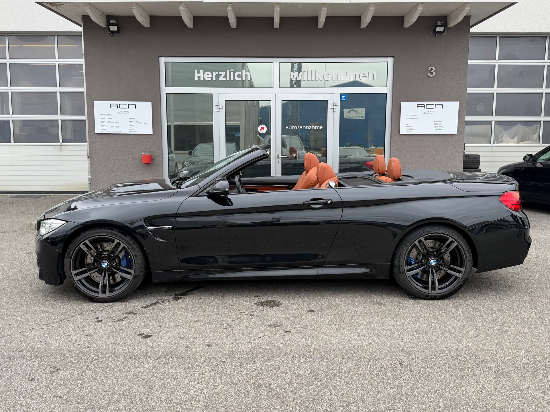 BMW M4 Cabriolet-showroom-element-3