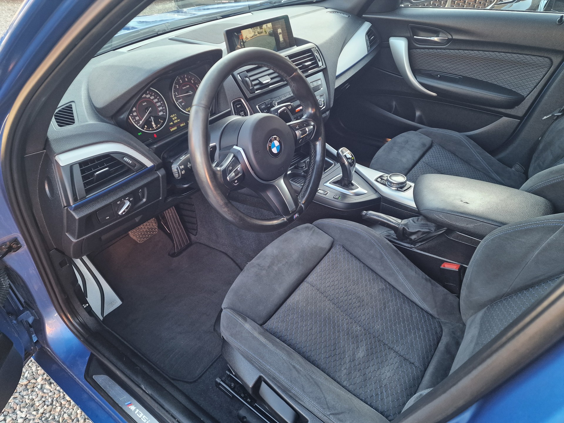 BMW M135i xDrive Steptronic-image-8