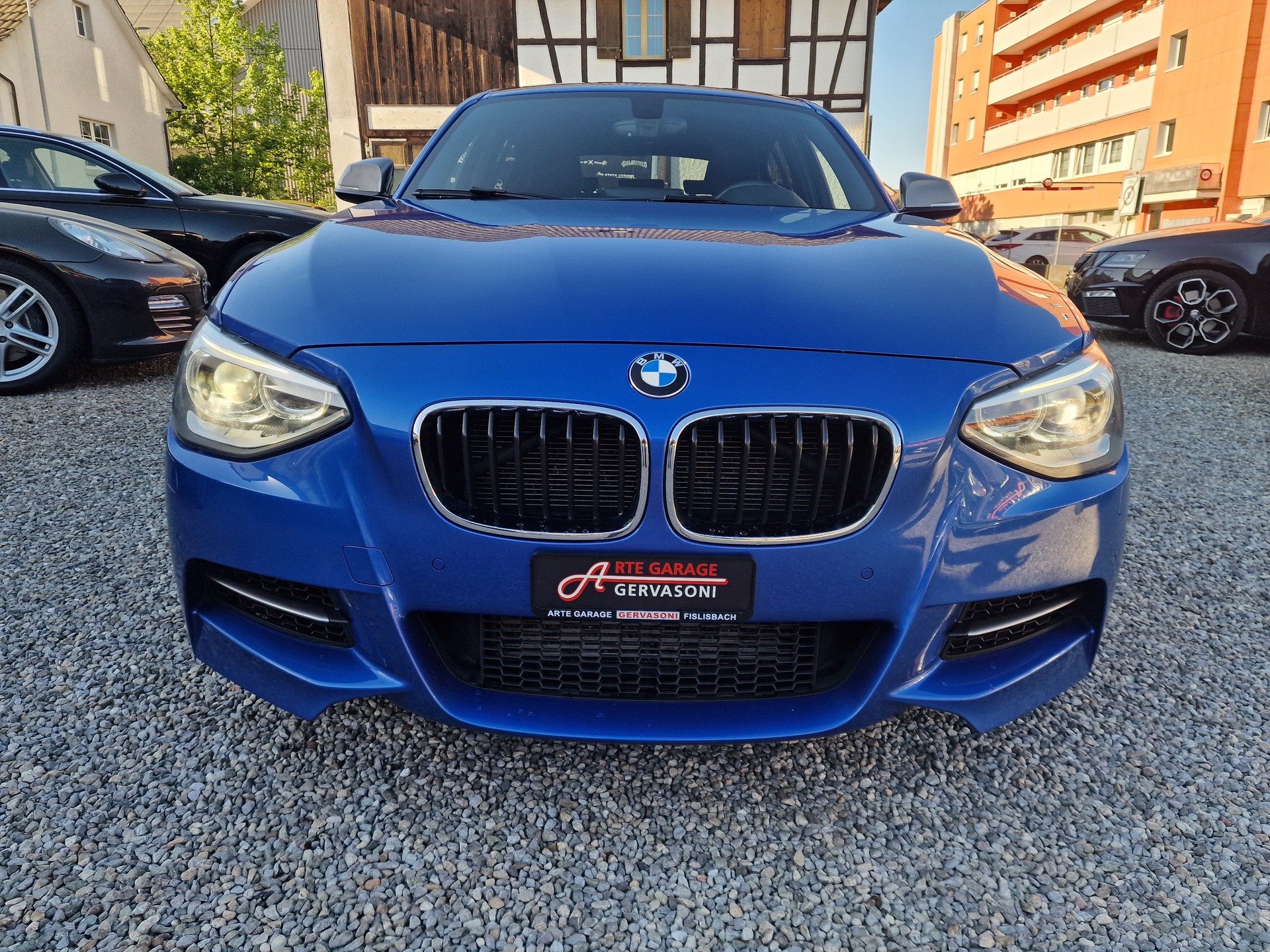 BMW M135i xDrive Steptronic-showroom-element-1