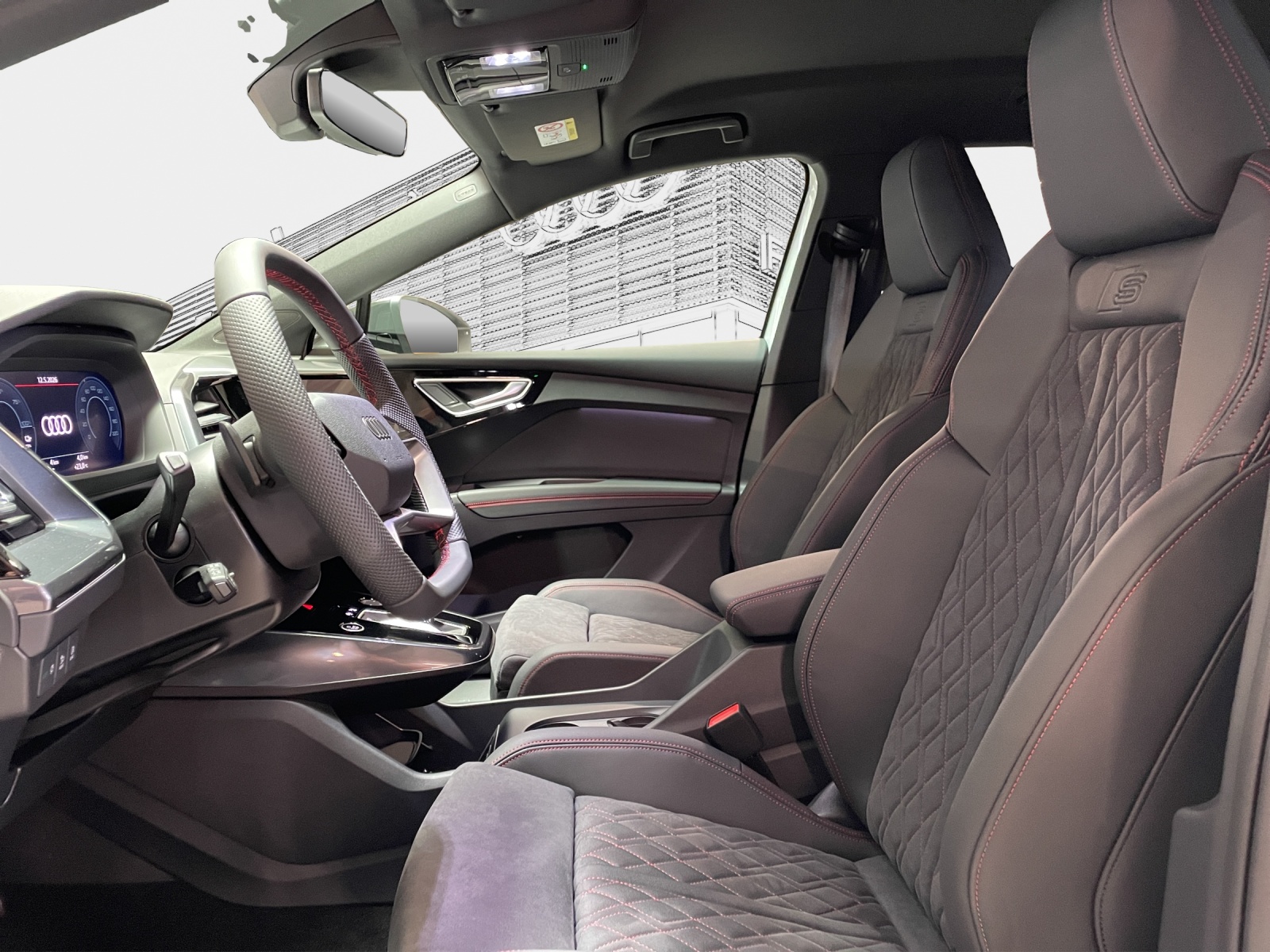 AUDI Q4 e-tron 45 Edition Swiss Ski quattro-image-9