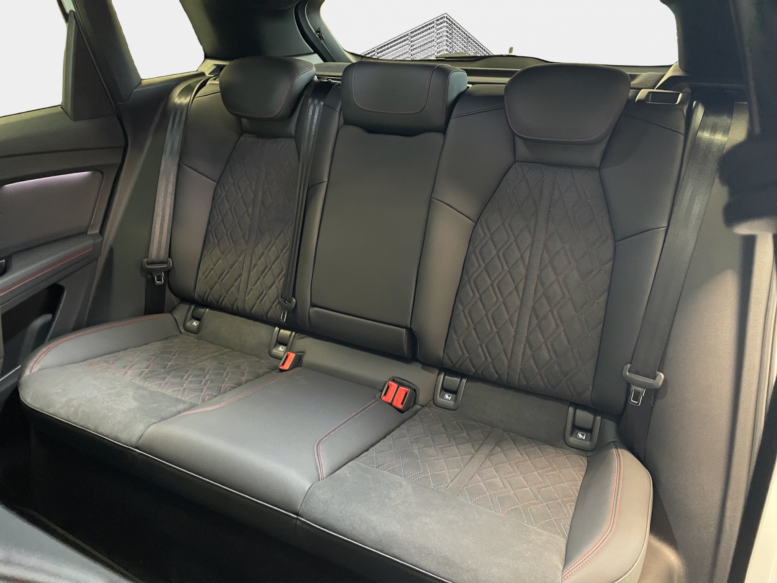 AUDI Q4 e-tron 45 Edition Swiss Ski quattro-image-11