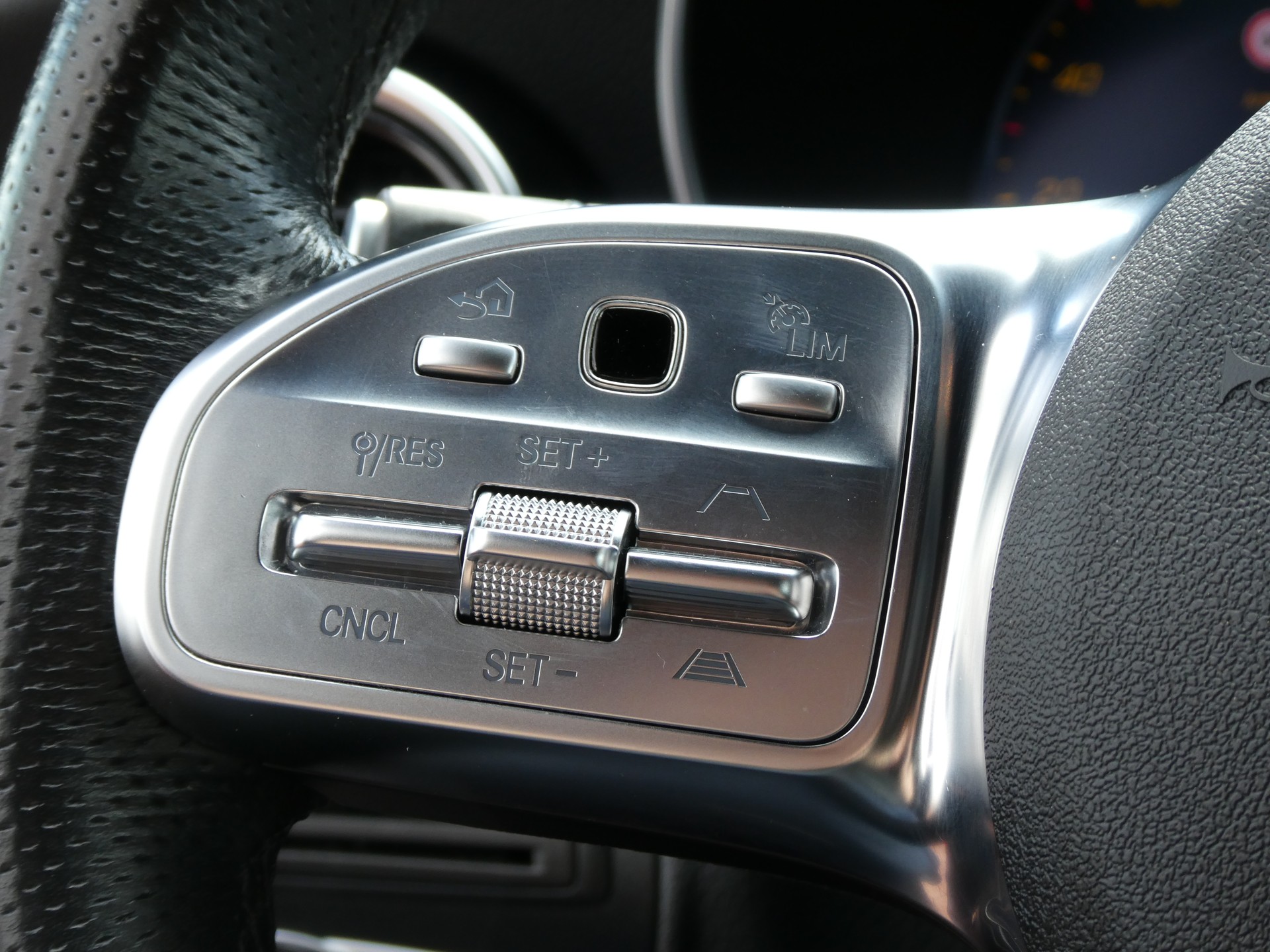 MERCEDES-BENZ GLC 220 d AMG Line 4Matic 9G-Tronic (CH)-image-17